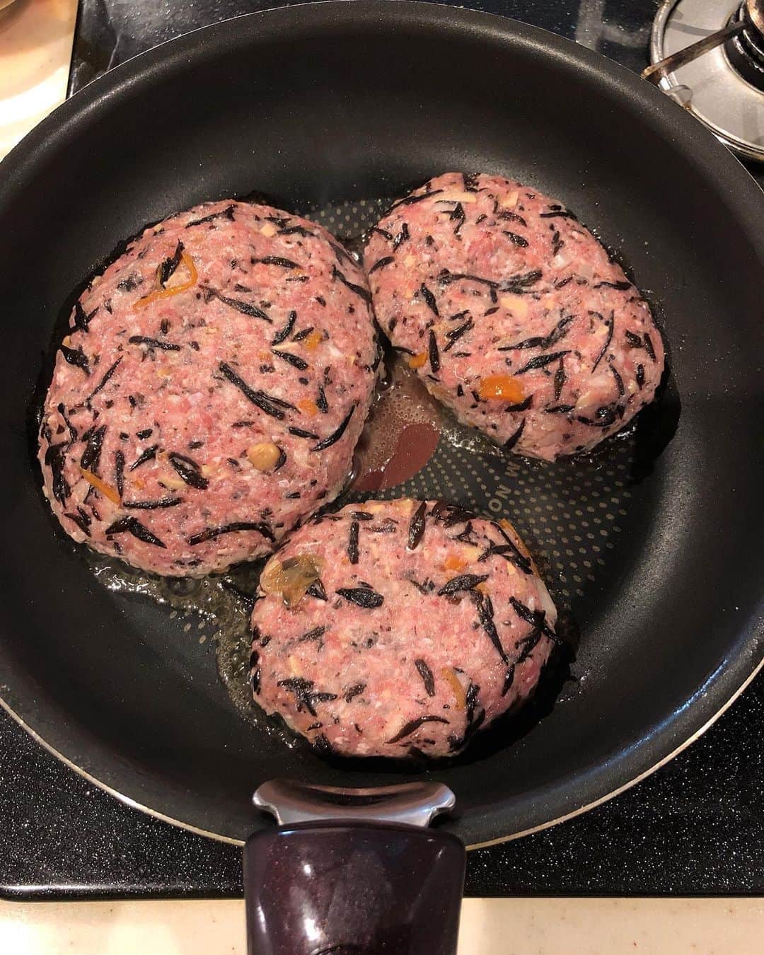 みきママさんのインスタグラム写真 - (みきママInstagram)「【ひじきの煮物でアレンジ！和風ハンバーグ弁当です】. . . . . おはようございます～！ . . . . 今日も受験生は勉強です。 . . . .  さ～、頭が良くなる弁当を作るぞ～！ 頭が賢くなる栄養素はね、カルシウム、レシチン、ビタミンCです。 . . . .  まず、ひじきの煮物が残っているので刻んで和風ハンバーグにしよう！！ 卵はトースターでチンします！！野菜はバターと一緒にチンしたらバターソテーになります。 . . . ●頭の回転をよくしてくれるカルシウムは、ひじき ●記憶力をアップさせてくれるレシチンは、卵と油揚げ ●カルシウムの吸収を助けてくれるビタミンCは、さつまいもで、集中もあげてくれるそうです。 . . . ❤️はる兄は、大きな和風ハンバーグ弁当です！  卵にソースとマヨネーズ、青のりをのせたら、お好み焼きの味になります！！ . . ❤️れんちびはね、小さめ和風ハンバーグ弁当です。 昨日、温泉で汗だくで1番楽しんでいたね。 . . . .  すると、はる兄「弁当ありがとう。」ってさ。 . . .  ん？ . . . . .  私「お前さん、ジャージで行くの？パジャマみたいだよ？」って言ったら、 . . . . . はる兄「洋服はゆるゆるで行きたい。」ってさ。 勉強中は締め付けたくないんだって。 . . . #お弁当 #和風ハンバーグ #ひじき #ひじきの煮物 #obento #japanesestylehamburgersteak #hijiki  #stew」8月15日 10時58分 - mikimama_official