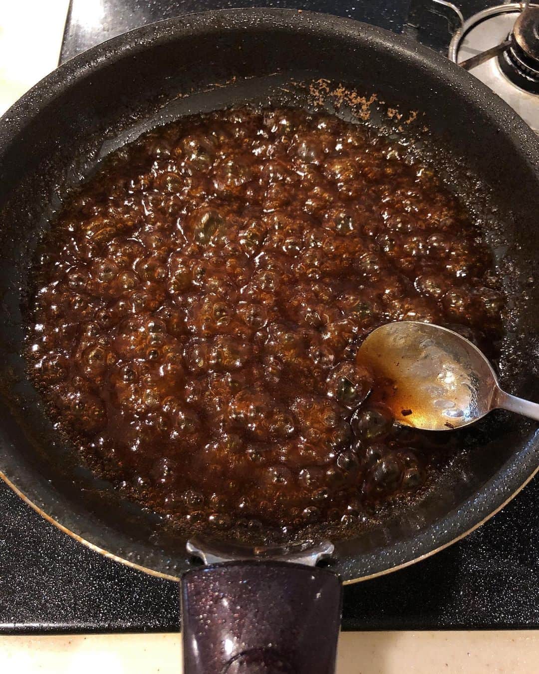 みきママさんのインスタグラム写真 - (みきママInstagram)「【ひじきの煮物でアレンジ！和風ハンバーグ弁当です】. . . . . おはようございます～！ . . . . 今日も受験生は勉強です。 . . . .  さ～、頭が良くなる弁当を作るぞ～！ 頭が賢くなる栄養素はね、カルシウム、レシチン、ビタミンCです。 . . . .  まず、ひじきの煮物が残っているので刻んで和風ハンバーグにしよう！！ 卵はトースターでチンします！！野菜はバターと一緒にチンしたらバターソテーになります。 . . . ●頭の回転をよくしてくれるカルシウムは、ひじき ●記憶力をアップさせてくれるレシチンは、卵と油揚げ ●カルシウムの吸収を助けてくれるビタミンCは、さつまいもで、集中もあげてくれるそうです。 . . . ❤️はる兄は、大きな和風ハンバーグ弁当です！  卵にソースとマヨネーズ、青のりをのせたら、お好み焼きの味になります！！ . . ❤️れんちびはね、小さめ和風ハンバーグ弁当です。 昨日、温泉で汗だくで1番楽しんでいたね。 . . . .  すると、はる兄「弁当ありがとう。」ってさ。 . . .  ん？ . . . . .  私「お前さん、ジャージで行くの？パジャマみたいだよ？」って言ったら、 . . . . . はる兄「洋服はゆるゆるで行きたい。」ってさ。 勉強中は締め付けたくないんだって。 . . . #お弁当 #和風ハンバーグ #ひじき #ひじきの煮物 #obento #japanesestylehamburgersteak #hijiki  #stew」8月15日 10時58分 - mikimama_official