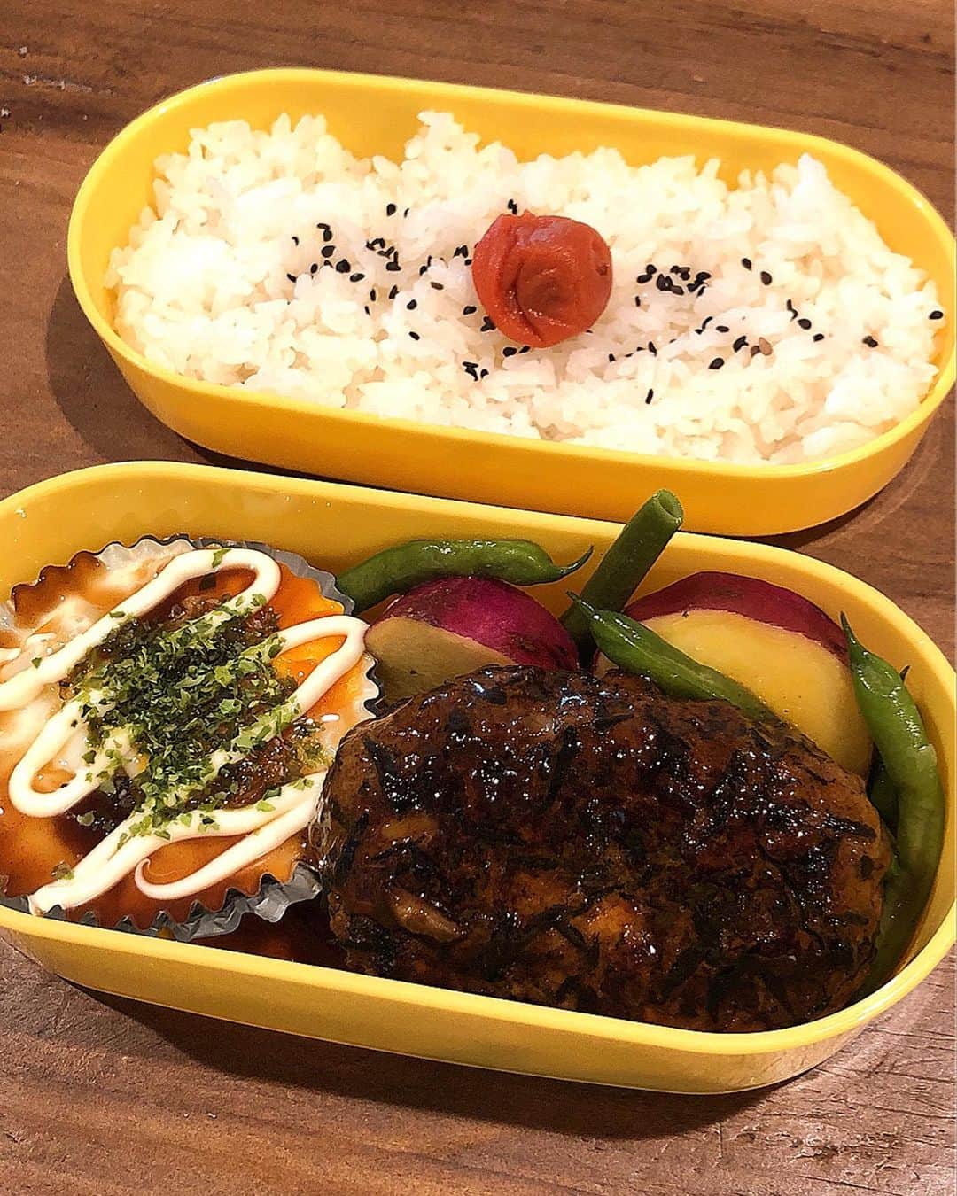 みきママさんのインスタグラム写真 - (みきママInstagram)「【ひじきの煮物でアレンジ！和風ハンバーグ弁当です】. . . . . おはようございます～！ . . . . 今日も受験生は勉強です。 . . . .  さ～、頭が良くなる弁当を作るぞ～！ 頭が賢くなる栄養素はね、カルシウム、レシチン、ビタミンCです。 . . . .  まず、ひじきの煮物が残っているので刻んで和風ハンバーグにしよう！！ 卵はトースターでチンします！！野菜はバターと一緒にチンしたらバターソテーになります。 . . . ●頭の回転をよくしてくれるカルシウムは、ひじき ●記憶力をアップさせてくれるレシチンは、卵と油揚げ ●カルシウムの吸収を助けてくれるビタミンCは、さつまいもで、集中もあげてくれるそうです。 . . . ❤️はる兄は、大きな和風ハンバーグ弁当です！  卵にソースとマヨネーズ、青のりをのせたら、お好み焼きの味になります！！ . . ❤️れんちびはね、小さめ和風ハンバーグ弁当です。 昨日、温泉で汗だくで1番楽しんでいたね。 . . . .  すると、はる兄「弁当ありがとう。」ってさ。 . . .  ん？ . . . . .  私「お前さん、ジャージで行くの？パジャマみたいだよ？」って言ったら、 . . . . . はる兄「洋服はゆるゆるで行きたい。」ってさ。 勉強中は締め付けたくないんだって。 . . . #お弁当 #和風ハンバーグ #ひじき #ひじきの煮物 #obento #japanesestylehamburgersteak #hijiki  #stew」8月15日 10時58分 - mikimama_official