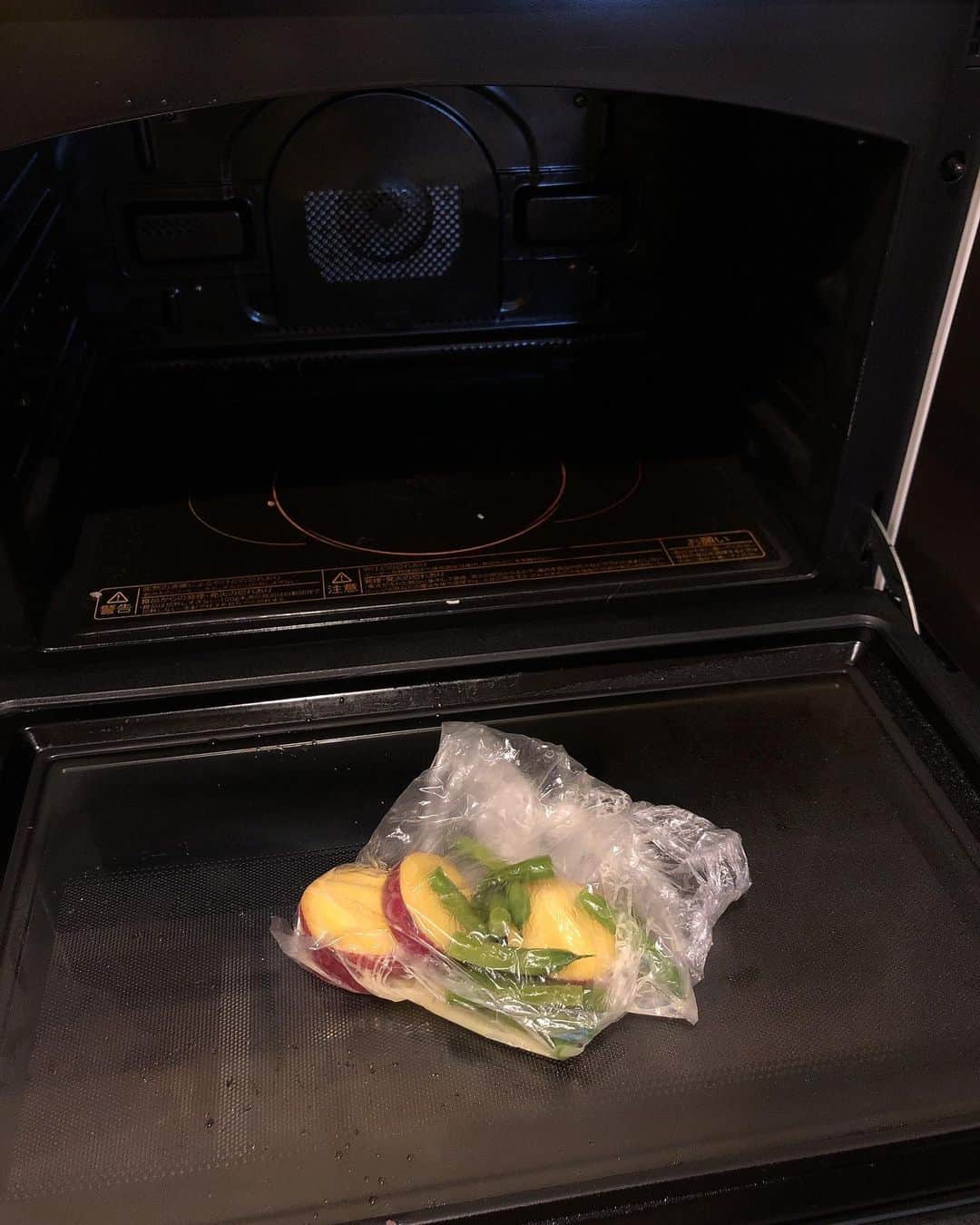 みきママさんのインスタグラム写真 - (みきママInstagram)「【ひじきの煮物でアレンジ！和風ハンバーグ弁当です】. . . . . おはようございます～！ . . . . 今日も受験生は勉強です。 . . . .  さ～、頭が良くなる弁当を作るぞ～！ 頭が賢くなる栄養素はね、カルシウム、レシチン、ビタミンCです。 . . . .  まず、ひじきの煮物が残っているので刻んで和風ハンバーグにしよう！！ 卵はトースターでチンします！！野菜はバターと一緒にチンしたらバターソテーになります。 . . . ●頭の回転をよくしてくれるカルシウムは、ひじき ●記憶力をアップさせてくれるレシチンは、卵と油揚げ ●カルシウムの吸収を助けてくれるビタミンCは、さつまいもで、集中もあげてくれるそうです。 . . . ❤️はる兄は、大きな和風ハンバーグ弁当です！  卵にソースとマヨネーズ、青のりをのせたら、お好み焼きの味になります！！ . . ❤️れんちびはね、小さめ和風ハンバーグ弁当です。 昨日、温泉で汗だくで1番楽しんでいたね。 . . . .  すると、はる兄「弁当ありがとう。」ってさ。 . . .  ん？ . . . . .  私「お前さん、ジャージで行くの？パジャマみたいだよ？」って言ったら、 . . . . . はる兄「洋服はゆるゆるで行きたい。」ってさ。 勉強中は締め付けたくないんだって。 . . . #お弁当 #和風ハンバーグ #ひじき #ひじきの煮物 #obento #japanesestylehamburgersteak #hijiki  #stew」8月15日 10時58分 - mikimama_official
