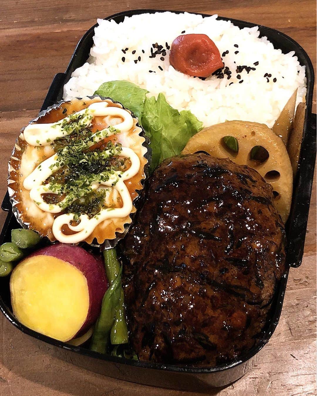 みきママさんのインスタグラム写真 - (みきママInstagram)「【ひじきの煮物でアレンジ！和風ハンバーグ弁当です】. . . . . おはようございます～！ . . . . 今日も受験生は勉強です。 . . . .  さ～、頭が良くなる弁当を作るぞ～！ 頭が賢くなる栄養素はね、カルシウム、レシチン、ビタミンCです。 . . . .  まず、ひじきの煮物が残っているので刻んで和風ハンバーグにしよう！！ 卵はトースターでチンします！！野菜はバターと一緒にチンしたらバターソテーになります。 . . . ●頭の回転をよくしてくれるカルシウムは、ひじき ●記憶力をアップさせてくれるレシチンは、卵と油揚げ ●カルシウムの吸収を助けてくれるビタミンCは、さつまいもで、集中もあげてくれるそうです。 . . . ❤️はる兄は、大きな和風ハンバーグ弁当です！  卵にソースとマヨネーズ、青のりをのせたら、お好み焼きの味になります！！ . . ❤️れんちびはね、小さめ和風ハンバーグ弁当です。 昨日、温泉で汗だくで1番楽しんでいたね。 . . . .  すると、はる兄「弁当ありがとう。」ってさ。 . . .  ん？ . . . . .  私「お前さん、ジャージで行くの？パジャマみたいだよ？」って言ったら、 . . . . . はる兄「洋服はゆるゆるで行きたい。」ってさ。 勉強中は締め付けたくないんだって。 . . . #お弁当 #和風ハンバーグ #ひじき #ひじきの煮物 #obento #japanesestylehamburgersteak #hijiki  #stew」8月15日 10時58分 - mikimama_official