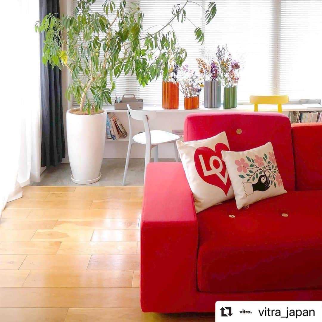 前田有紀さんのインスタグラム写真 - (前田有紀Instagram)「渋谷の桜ヶ丘にあるリノべる。さんのショールームの装飾はguiが手がけています。 今週土曜にはイベントがあるようですので、もし東京で過ごす予定でご興味ある方はぜひ。 . . #Repost @vitra_japan with @make_repost ・・・ 8/31まで実施中のVitra Home Stories for Spring 2019で、イベントパートナーとしてニューヨークをイメージした｢ヴィトラのある暮らし｣を展開している、リノベる。東京 渋谷桜丘ショールームにて、トークセッションを開催します。家具とインテリアのプロによる「家具インテリアの楽しみ方」について、ヴィトラとリノべる。双方のスペシャリストがお話します。ヴィトラの家具がコーディネートされた空間で、豊かに暮らすヒントを探しにぜひご参加ください。お申し込みは下のリンクまたはストーリーズ、ハイライトのリンクより。10組限定なのでお早めに！﻿ ﻿ イベント詳細・お申し込みはこちら﻿ https://www.renoveru.jp/events/spot_interior02/showroom-sakuragaoka﻿ ﻿ トークセッション「家具インテリアの楽しみ方」﻿ 日程:2019年8月17日(土)﻿ 時間:10:00 - 11:30﻿ 定員:限定10組(20名)﻿ 登壇者: ﻿ 長谷川氏(Vitra株式会社 ホームセールスディレクター)﻿ 古久保氏(リノベる株式会社 インテリアスタイリスト) ﻿ 会場:リノベる。東京 渋谷桜丘ショールーム﻿ 住所: 東京都渋谷区桜丘町29-17 さくらマンション303﻿ ﻿ #vitrahomestory #前田有紀 #gui #リノべる #vitra #vitraaccessories​ #vitra #vitrajapan #ヴィトラ #ヴィトラジャパン #インテリア好きな人と繋がりたい #リビングインテリア #リビング #桜 #お花見 #春のインテリア #フラワーアレンジ #ブルレック #お花のある暮らし」8月15日 10時59分 - yukimaeda0117
