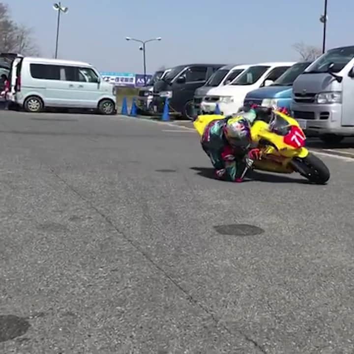 レッドブルのインスタグラム：「a guaranteed 90° head tilt. 🏍️: @ayumusasaki_71 #redbull #givesyouwings #motogp #motorsports #moto #cornering」