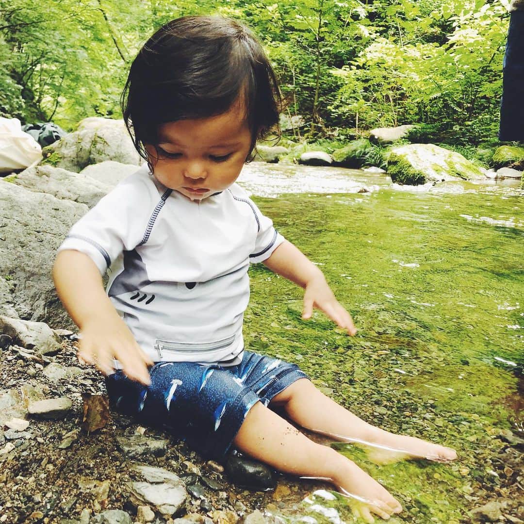 尾形沙耶香さんのインスタグラム写真 - (尾形沙耶香Instagram)「#summer 👒  #nature 💚  石や水流れに、興味津々ジョージ。 もっともっと一緒に自然を楽しみたい🌿」8月15日 11時21分 - sayakaogata