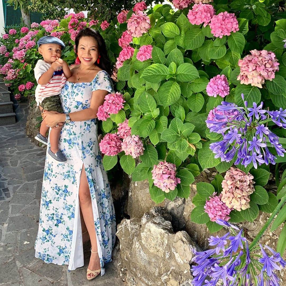 のインスタグラム：「Back in one of my favorite summer vacation spots in the world...The #ItalianRiviera! See IG stories for more details of my trip! 🍝🇮🇹#WanderlustWednesday . . . #portofino #sestrilevante #italy #cinqueterre #monterosso」