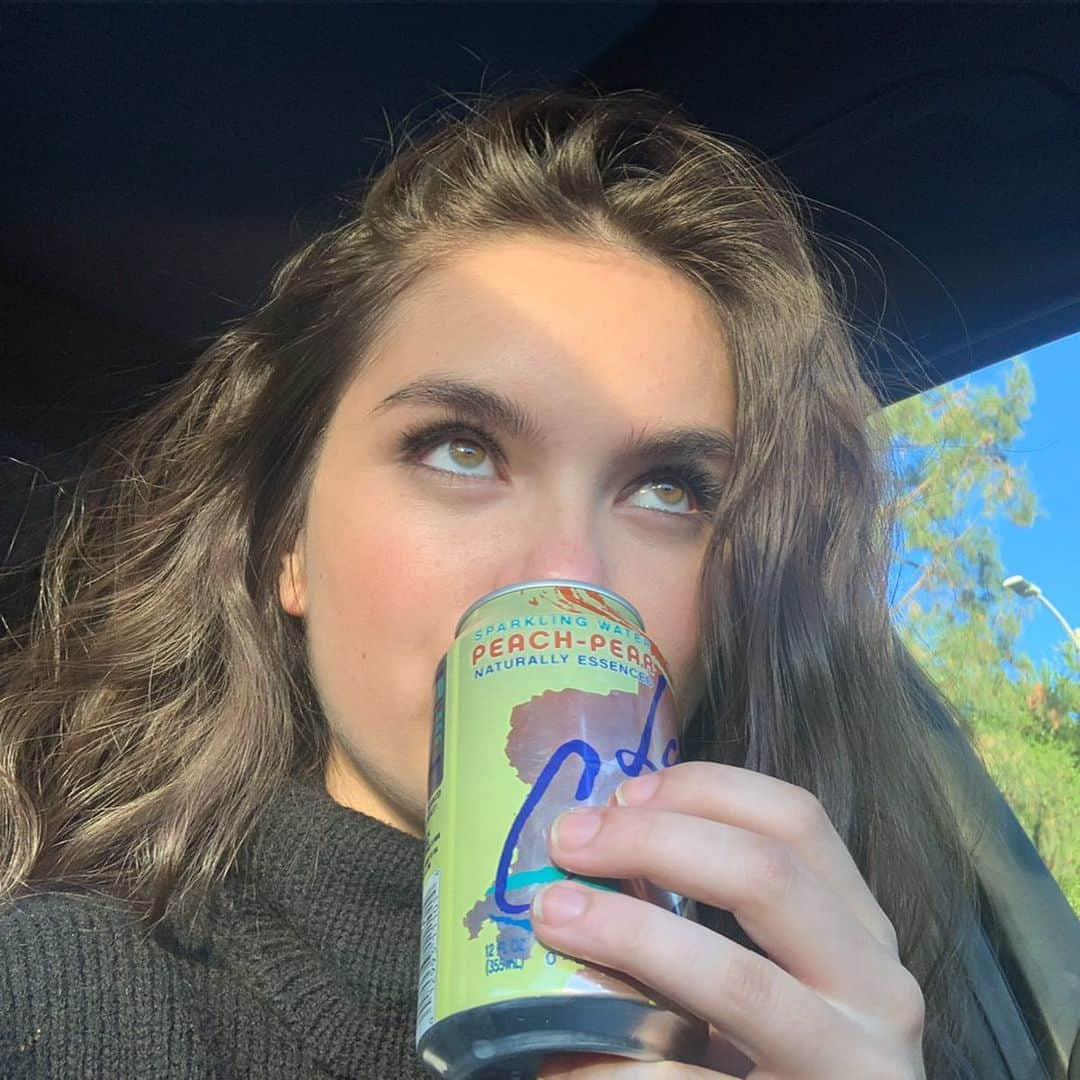 ランドリー・ベンダーさんのインスタグラム写真 - (ランドリー・ベンダーInstagram)「staying hydrated and delirious in bumper to bumper traffic!!! 🍑🍐🥴」8月15日 11時19分 - landrybender