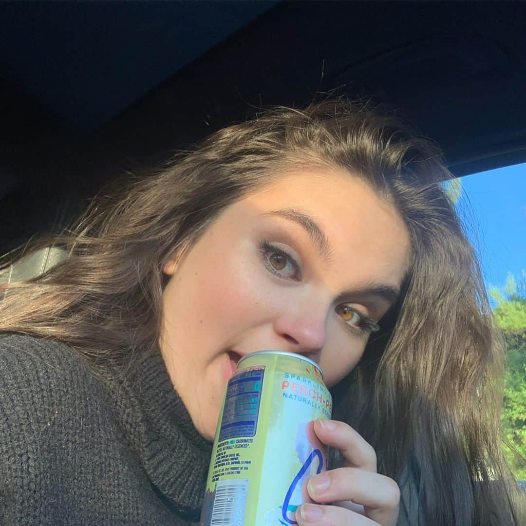 ランドリー・ベンダーさんのインスタグラム写真 - (ランドリー・ベンダーInstagram)「staying hydrated and delirious in bumper to bumper traffic!!! 🍑🍐🥴」8月15日 11時19分 - landrybender