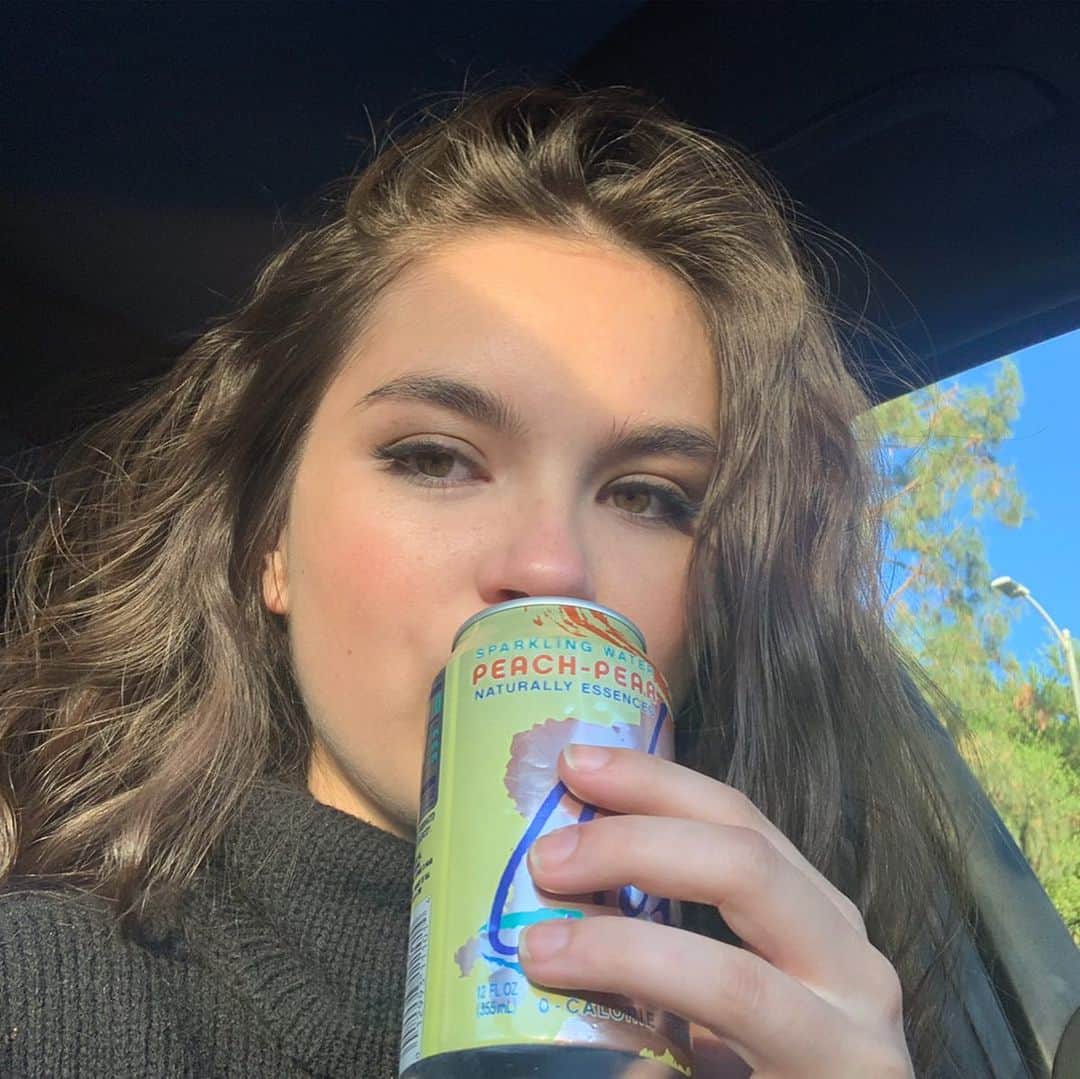 ランドリー・ベンダーのインスタグラム：「staying hydrated and delirious in bumper to bumper traffic!!! 🍑🍐🥴」