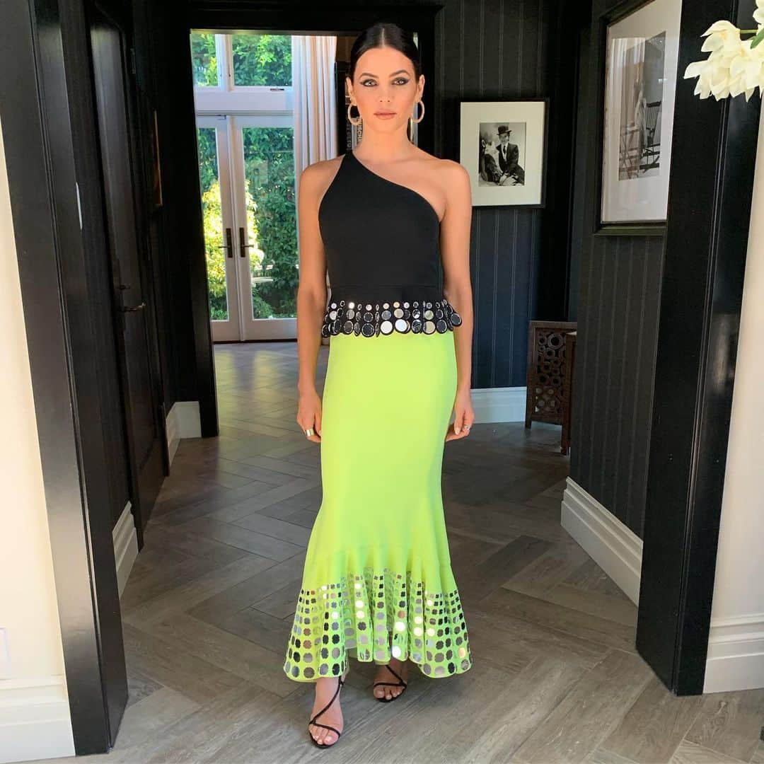 ブラッド・ゴレスキーさんのインスタグラム写真 - (ブラッド・ゴレスキーInstagram)「@jennadewan is a neon disco ball in a @davidkomalondon dress, @_jennybird jewelry & @jimmychoo heels for the @industrydanceawards 💄 @kdeenihan 💁🏻‍♀️ @bridgetbragerhair #styledbybg & @daniela_viviana」8月15日 11時21分 - bradgoreski