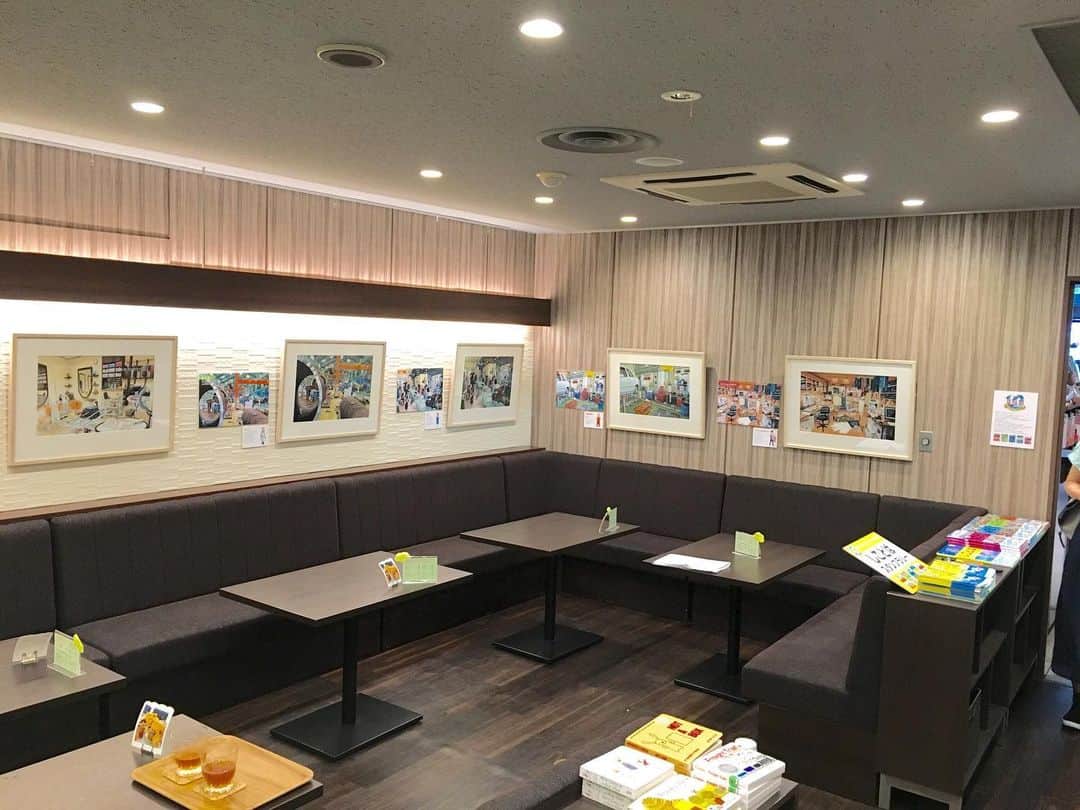ブロンズ新社さんのインスタグラム写真 - (ブロンズ新社Instagram)「鈴木のりたけさんの「しごとばスタンプラリー」  8月15日、スタートから27日目です。 本日は、  TSUTAYA LALAガーデンつくば店さま 丸善池袋店さま 青山ブックセンター本店さま 紀伊國屋書店 笹塚店さま 紀伊國屋ららぽーと豊洲店さま 未来屋書店 北戸田店さま クレヨンハウス東京店さま えほんのみせ ぱっきゃまらーどさま 幕張 蔦屋書店さま 未来屋書店 幕張新都心店さま くまざわ書店ララガーデン川口店さま ブックハウスカフェさま（NEW！） ブロンズ新社・青銅Room J  の13会場で開催中です。  本日、神保町のブックハウスカフェさんが初日を迎えまして、これですべての会場がスタートしたことになります。 ・ ・ ・ 【スタンプラリー参加書店さまご紹介  その17】 ブックハウスカフェ （東京都千代田区神田神保町2-5  北沢ビル1F）  会期:8月15日〜9月2日 https://www.bookhousecafe.jp/  本の街・神保町にある、子どもの本専門店とカフェが一体になったお店です。 昼はカフェ、夜はお酒も飲めるブックバーとして、絵本に囲まれてゆったりとした時間を過ごすことができます。  ギャラリースペースも、広い壁面からミニギャラリーまで揃っていて、今回のしごとばスタンプラリーは、店内左の奥にあるカフェスペースで、展開くださっています。  展示されているのは、 ①特殊メイクアップアーティスト ②美容師 ③ファッションデザイナー ④自動車整備士 ⑤女優 ⑥僧侶 ⑦水族館飼育員 ⑧鉄工員 ⑨スカイツリー近くの商店街の人びと  の原画。展示点数も、今回参加いただいている書店さんの中でもっと多く、見ごたえがありますよ。  スタンプの絵柄は、特殊メイクアップアーティストです。  夏休みも後半。これからスタンプラリーを回る方にも心強い会期設定ですので、ぜひお出かけくださいませ。  また、今週17日（土）の14時〜15時には、のりたけさんがお店を訪問されてミニサイン会も開催されますよ！  ブックハウスカフェさんでしごとばシリーズをお買い上げくださった方先着20枚様に整理券が配られます。 詳しくはこちらから↓  https://www.bookhousecafe.jp/event_calendar/cat_ids~13/  スタンプラリー全17会場の詳細はこちら↓ https://staffroom.hatenablog.com/entry/2019/07/10/163323  #しごとば10周年 #しごとばスタンプラリー #鈴木のりたけ #ブックハウスカフェ #神保町 #子どもの本専門店 #ブックカフェ #ブックバー #特殊メイクアップアーティスト」8月15日 11時54分 - bronzeshinsha