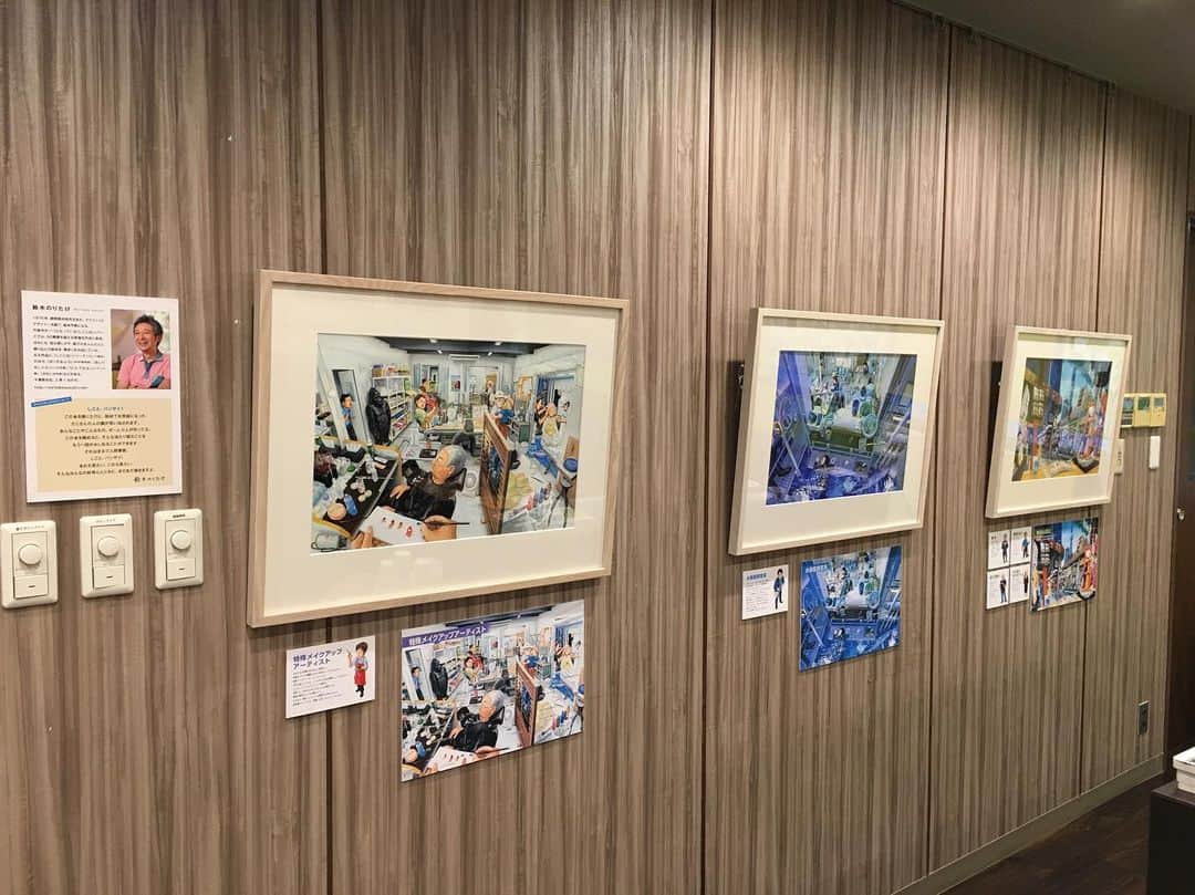 ブロンズ新社さんのインスタグラム写真 - (ブロンズ新社Instagram)「鈴木のりたけさんの「しごとばスタンプラリー」  8月15日、スタートから27日目です。 本日は、  TSUTAYA LALAガーデンつくば店さま 丸善池袋店さま 青山ブックセンター本店さま 紀伊國屋書店 笹塚店さま 紀伊國屋ららぽーと豊洲店さま 未来屋書店 北戸田店さま クレヨンハウス東京店さま えほんのみせ ぱっきゃまらーどさま 幕張 蔦屋書店さま 未来屋書店 幕張新都心店さま くまざわ書店ララガーデン川口店さま ブックハウスカフェさま（NEW！） ブロンズ新社・青銅Room J  の13会場で開催中です。  本日、神保町のブックハウスカフェさんが初日を迎えまして、これですべての会場がスタートしたことになります。 ・ ・ ・ 【スタンプラリー参加書店さまご紹介  その17】 ブックハウスカフェ （東京都千代田区神田神保町2-5  北沢ビル1F）  会期:8月15日〜9月2日 https://www.bookhousecafe.jp/  本の街・神保町にある、子どもの本専門店とカフェが一体になったお店です。 昼はカフェ、夜はお酒も飲めるブックバーとして、絵本に囲まれてゆったりとした時間を過ごすことができます。  ギャラリースペースも、広い壁面からミニギャラリーまで揃っていて、今回のしごとばスタンプラリーは、店内左の奥にあるカフェスペースで、展開くださっています。  展示されているのは、 ①特殊メイクアップアーティスト ②美容師 ③ファッションデザイナー ④自動車整備士 ⑤女優 ⑥僧侶 ⑦水族館飼育員 ⑧鉄工員 ⑨スカイツリー近くの商店街の人びと  の原画。展示点数も、今回参加いただいている書店さんの中でもっと多く、見ごたえがありますよ。  スタンプの絵柄は、特殊メイクアップアーティストです。  夏休みも後半。これからスタンプラリーを回る方にも心強い会期設定ですので、ぜひお出かけくださいませ。  また、今週17日（土）の14時〜15時には、のりたけさんがお店を訪問されてミニサイン会も開催されますよ！  ブックハウスカフェさんでしごとばシリーズをお買い上げくださった方先着20枚様に整理券が配られます。 詳しくはこちらから↓  https://www.bookhousecafe.jp/event_calendar/cat_ids~13/  スタンプラリー全17会場の詳細はこちら↓ https://staffroom.hatenablog.com/entry/2019/07/10/163323  #しごとば10周年 #しごとばスタンプラリー #鈴木のりたけ #ブックハウスカフェ #神保町 #子どもの本専門店 #ブックカフェ #ブックバー #特殊メイクアップアーティスト」8月15日 11時54分 - bronzeshinsha