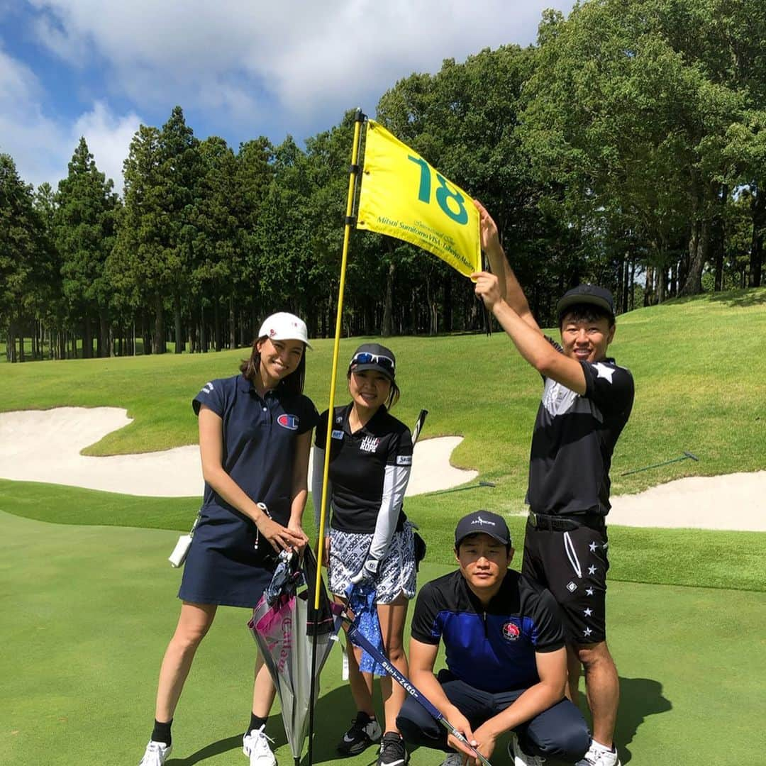 紺野ゆりさんのインスタグラム写真 - (紺野ゆりInstagram)「🌞 大学のお友達やお友達夫婦たちとの夏ゴルフ⛳️✨ * * #yurigolf🦋 * * #golf#golfswing#ゴルフ#ゴルフ女子#ゴルフウェア#golfwear#briefing#callejera#converse#championgolf#オデッセイ#パター」8月15日 11時26分 - yuri_konno_official