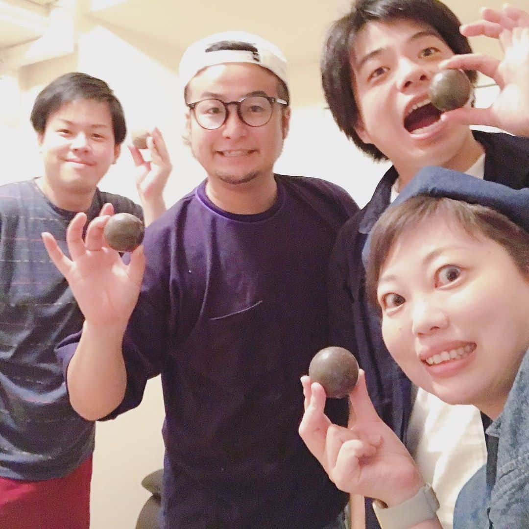 藤田裕樹さんのインスタグラム写真 - (藤田裕樹Instagram)「信じられないだろ？﻿ これ、泥だんごなんだぜ？？﻿ ﻿ #泥だんご﻿ #ピカピカ泥だんご  #宝石じゃん ﻿ #砂場 ﻿ #砂場遊び ﻿ #90分で泥がピカピカ泥だんごに ﻿ #子供も大人も真剣泥遊び ﻿ #石山が初めてながらほぼ真円のパーフェクト泥だんご ﻿ #先生もびっくりの泥センス﻿ #泥センス ﻿ #世界平和」8月15日 11時30分 - fujiboy0730