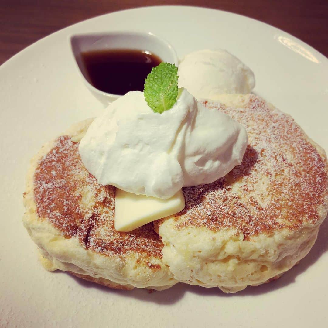 加藤千恵のインスタグラム：「先日のパンケーキ。見た目からして溶ける系かと思いつつ食べてみると、イメージよりもしっかり。プレーン＋クリームチーズアイスにしたけど、今度は食事系頼んでみようかな（甘いのも気になるけど飽きてしまいそうな予感）。」