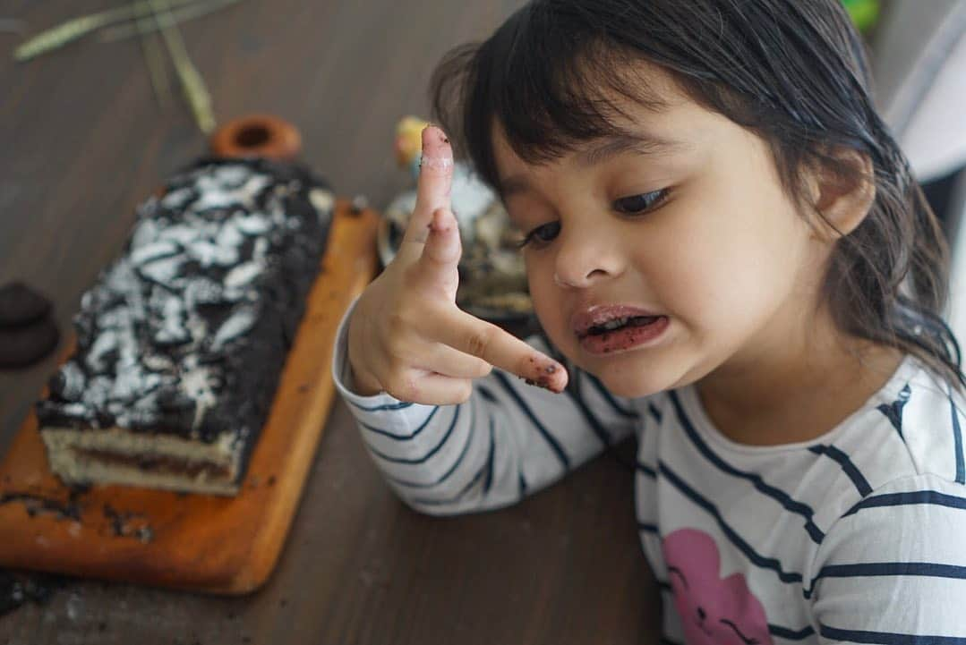 Shireen Sungkarさんのインスタグラム写真 - (Shireen SungkarInstagram)「Kaka hawwa menikmati @raincakebogor dipagi hari ,matanya itu loh nak lirikannya takut kehabisan 😂lagi enak makan diminta foto ya nak. ? MasyaaAllah ayooo siapa yg udah pernah makan raincake ,favorite nya rasa apa????」8月15日 11時32分 - shireensungkar