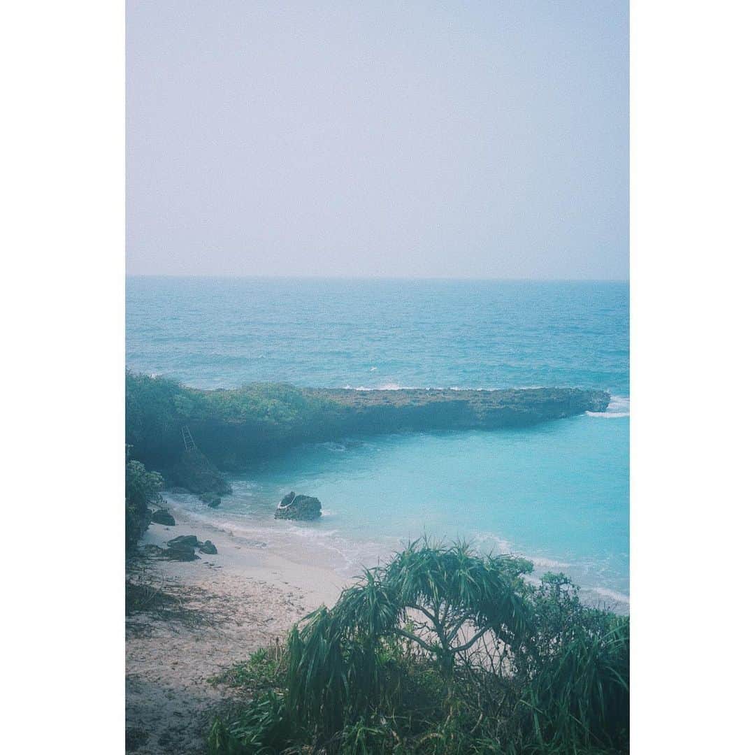 eriさんのインスタグラム写真 - (eriInstagram)「おはよう伊良部島。 湿気でレンズが曇るよ。」8月15日 11時32分 - e_r_i_e_r_i