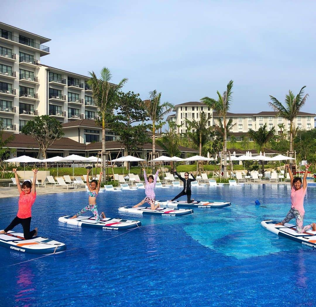 田中律子さんのインスタグラム写真 - (田中律子Instagram)「HALEKULANI  SUP  YOGA🌞  田中律子監修ハレクラニSUPヨガ🏄‍♀️本日から19日まで私がレッスンしてます🌈  東京と千葉からお越しのファミリーに参加していただきました🤩お母さんと娘ちゃんと、プルプルキャッキャッと朝からSUPヨガを楽しんでいただきました❤️ ご参加ありがとうございました😊  #halekulaniokinawa  #halekulanisupyoga  #田中律子監修 #オーキッドプール  #貸切supヨガ #朝から  #身体を動かしてリフレッシュ  #supyoga  #jsya」8月15日 11時33分 - ri2kotanaka