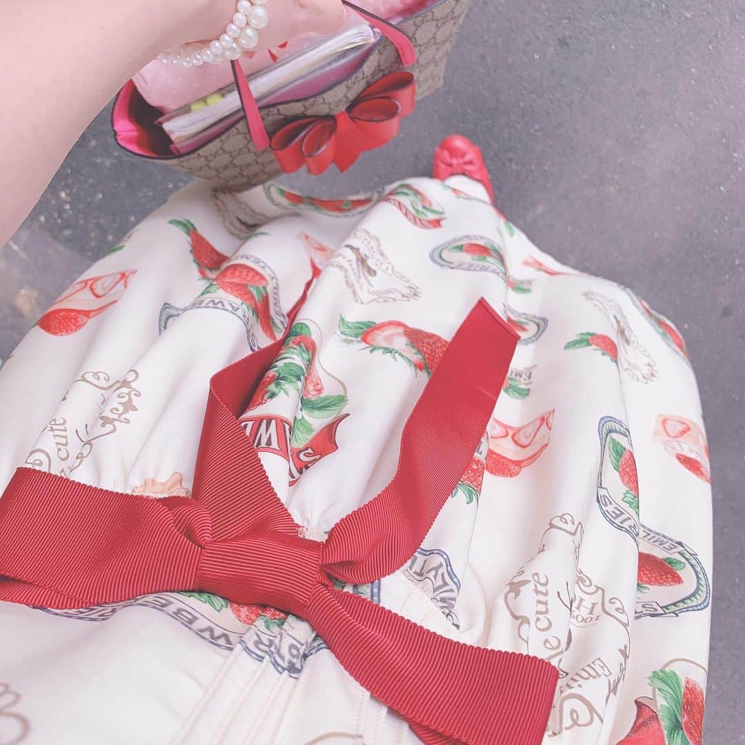 青木美沙子さんのインスタグラム写真 - (青木美沙子Instagram)「#エミリーテンプルキュート さんのイチゴワンピ着ました🍓 丈が長めで大人にも着やすい！！ 最近丈長め膝かくれるのが好きかも💓イチゴに合わせて小物は赤にしたよ💓 #エミリーテンプルキュート さん #みさこーで」8月15日 11時33分 - misakoaoki