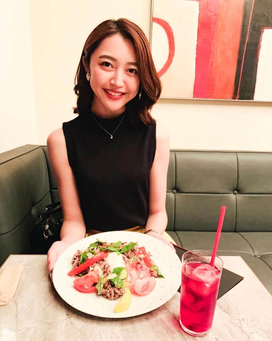 柳田菜月さんのインスタグラム写真 - (柳田菜月Instagram)「. 丸の内ランチ🍽✨ 現在丸の内では「スパイス&ハーブ」イベントとして各店舗で特別メニューが出ています👏 東京女子部として試食体験をしてきました！ . 私は「Banksia ～World Wine & Australian Bistro～」の平日10食限定「オージーラム肉のガパオライス」を食べに🤭 彩りの良い野菜も美味しく、バジルとトマトの風味でさっぱりとした味がとても好き❣️ 珍しいラム肉のガパオライスは、12時過ぎにはもう無くなってしまうそうなので、早めに行ってみてください！！ ランチの時には、スープorサラダが選べてオーガニックのブレッド付き、食後のドリンクもプラス100円、そしてバーならではのアルコールドリンクもプラス200円で付けられます！！ . 令和イベントとしてランチメニューの割引サービスも行っているためこちらのメニューは1100円で食べられます！！(元は1300円！) ぜひ気になる方は丸の内のレストランへ行ってみてください🙋‍♀️ . #丸の内夏グルメ  #スパイスハーブ  #Banksia #東京女子部topレポーター  #東京女子部 #丸の内ランチ  #限定メニュー #ガパオライス」8月15日 11時43分 - natsuki.3190