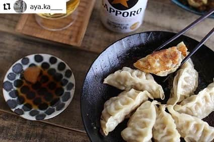 みまつ食品 餃子工房RON ひとくち餃子とキャベツサイダーさんのインスタグラム写真 - (みまつ食品 餃子工房RON ひとくち餃子とキャベツサイダーInstagram)「餃子工房RONのアンバサダーをしていただいている @aya.ka___ 様がご投稿してくださいました✨⁣ ⁣ 「上州麦豚生餃子」です😉⁣ ⁣ お肉の旨みと甘みを味わえるジューシーな上州麦豚生餃子は、ビールのお供にぴったり！⁣ ⁣ ビールを飲みながらのくつろぎタイムのお供にご利用くださいね😋⁣ ⁣ @aya.ka___ 様、素敵なご投稿ありがとうございます。⁣ ⁣ #Repost #リポスト #ありがとうございます #前橋餃子 #ロン餃子 #餃子工房RON #みまつ食品 #お弁当のおかず #私の美味しい写真 #餃子好き #餃子女子 #餃子パーティー #今日の夕食 #餃子部 #餃子大好き #餃子にビール #ビール #簡単おつまみ #おうちごはん #夕飯 #餃子屋 #デリスタグラム #料理好きと繋がりたい #料理写真 #料理好き #生餃子 #上州麦豚生餃子 #スタミナ回復 #今日の昼ごはん⁣ ━･･━･･━･･━･･━･･━･･━⁣ #Repost @aya.ka___⁣ ━･･━･･━･･━･･━･･━･･━⁣ .⁣ :⁣ #朝昼ごはん⁣ 上州麦豚生餃子 @mimatsu_gyouzakoubou_ron ⁣ 色々生野菜サラダ⁣ 筍のピリ辛肉味噌炒め⁣ 筍ごはん⁣ :⁣ しばらく体調不良で伏せっていたので⁣ 久々にキッチンに立ちました⁣ 今日はスタミナ回復すべく餃子ランチです、、！⁣ :⁣ 今回は"上州麦豚生餃子"⁣ 臭みなく噛めば噛む程に豚肉の甘みが溢れてきます。⁣ 厚めのもちもちとした皮も食べ応えがあって◎⁣ 餃子のお供にはやっぱり??だね?⁣ :⁣ そしてそして！⁣ 友人宅の山で採れた筍もいただいたので⁣ 今年初の筍ごはん^^⁣ ピリ辛に味付けした肉味噌との炒め物も作って春めいた食卓になりました。⁣ 筍のほっこり甘い香りが広がって幸せだ」8月15日 11時46分 - mimatsu_gyouzakoubou_ron