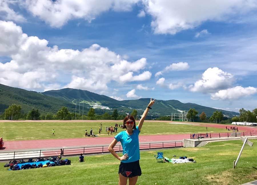 西谷綾子のインスタグラム：「✴︎ 菅平RUN合宿へ🏃‍♀️ 美しい山々と夏雲🏔🌤 ・ メタックスローションは、走る前後&眠る前に🤗 ベタベタせずサラッとしているよ❣️ 凝り固まった筋肉をリラックス‼︎ ・ ・ スポーツベルトは練習もレースも必ず😆👍 体幹が安定するし 付けない時と比べると身体の軽さが違うっ😳 理想のフォームをサポートしてくれますよ✨ ・ #綾子run #サブスリーへの挑戦 #菅平 #高知トレーニング #ファイテン #メタックスローション #持ち運び便利 #スポーツベルト #愛用 #オススメ #自然 #山々 #夏雲 #空 #夕陽 #癒し」