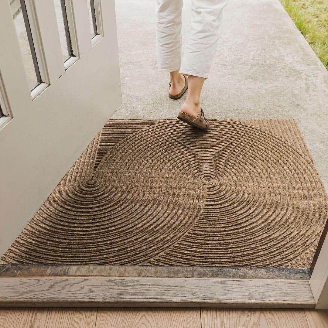 Design Milkさんのインスタグラム写真 - (Design MilkInstagram)「If you need more #moderndesign in your life, head over to @designmilkeveryday where we’re loving this @heymat.no x @kristinefivemelvaer #doormat that’s inspired by Japanese Zen-gardens + designed to create peace and presence as you pass the doorstep. \\\ Photo by @sofiebrovold, Styling by @liveberg」8月15日 11時57分 - designmilk