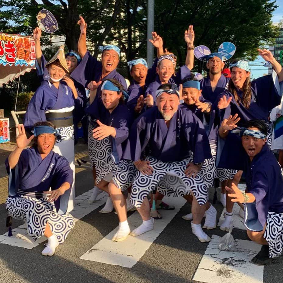 Leyonaさんのインスタグラム写真 - (LeyonaInstagram)「故郷三原から徳島﻿ 小松海岸にて開催された﻿ Blue Fes Tokushima2019へ、、、﻿ ﻿ 夏を満喫してきました🌞🏖🏄🏽‍♀️🎶﻿ ﻿ fesの次の日は﻿ 人生初の阿波踊りを体験！﻿ 熱気に包まれた街中で皆が﻿ 踊る光景は圧巻でした！﻿ ﻿ 台風の影響で残りの2日間が﻿ 中止になったのは﻿ 本当に残念です、、、﻿ ﻿ ﻿ そして﻿ 本日は終戦記念日﻿ blue fesや阿波踊りの会場で﻿ 溢れていた笑顔やそれぞれの想い﻿ 感じられるのは生きているからこそです﻿ 特別を求めなくったって﻿ みんなと笑って過ごせる﻿ 穏やかな毎日がどんなに﻿ 幸せなことか、、、﻿ ﻿ ﻿ 新しい出会いや再会もあり﻿ 海を音楽を故郷を愛する﻿ ﻿レキ @leki3o3 やお世話になった皆様 のおかげで忘れられない﻿ 徳島2daysとなりました✨﻿ ﻿ LeoとのSMMR tourも﻿ まだまだ続きますxxx﻿ みんなとまたどこかで逢えるのを﻿ 心待ちにしてます！﻿ ﻿ ありがとう😊💜 #smmr #love #music #dance #nature #感謝 ﻿ #台風の上陸が近づいているので #くれぐれもお気をつけて」8月15日 11時52分 - leyonababy