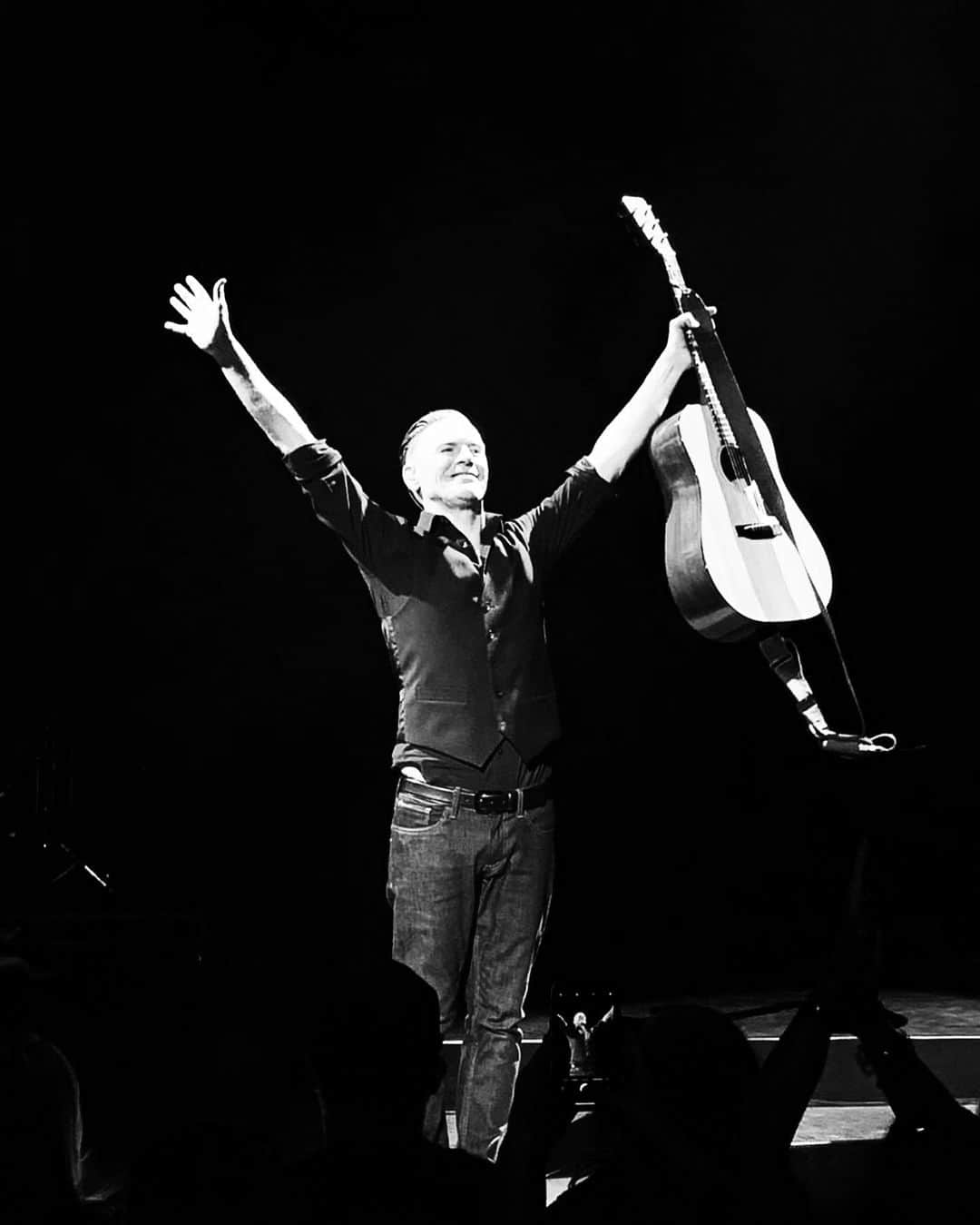 のインスタグラム：「Good night everyone! ❤️#bryanadamsshinealight」