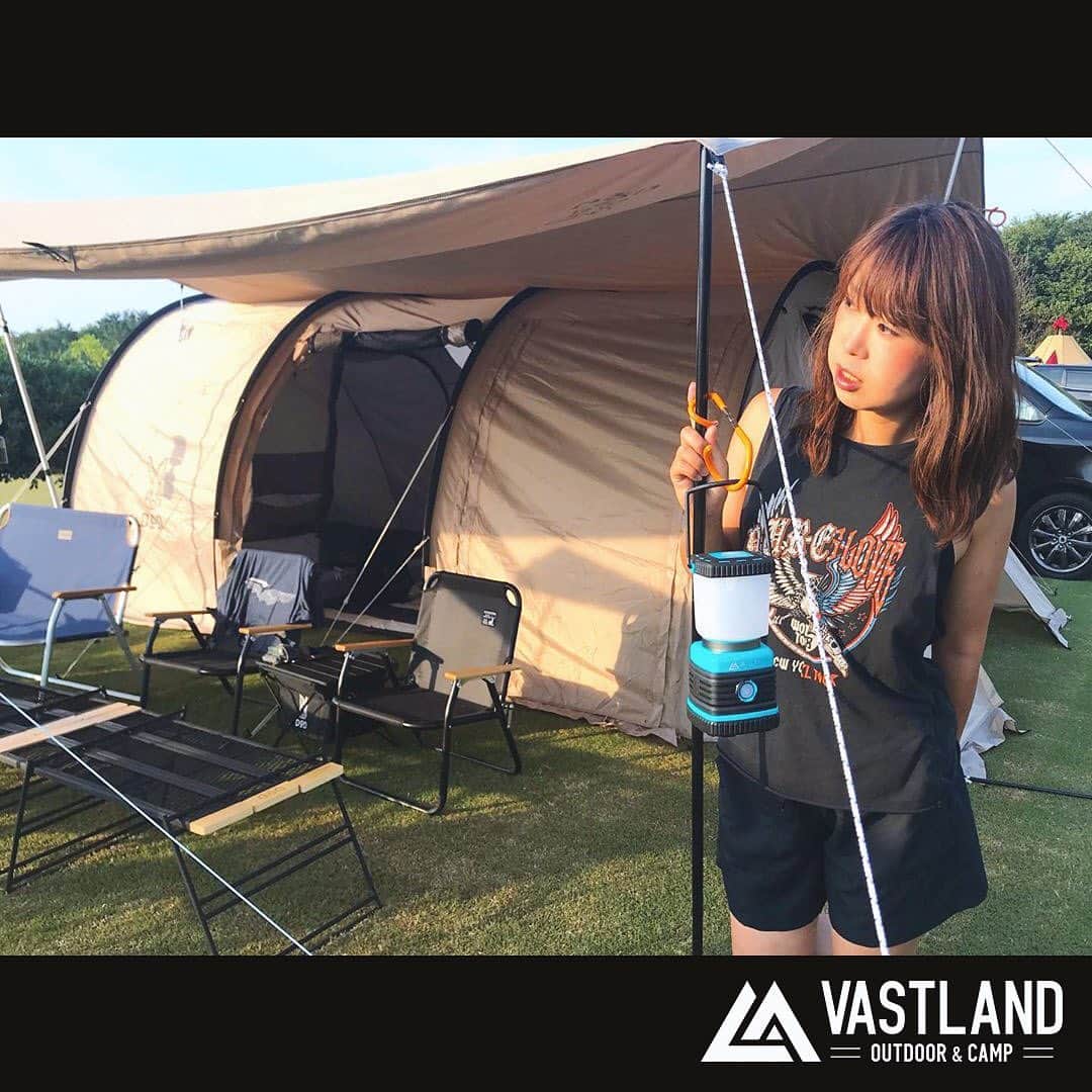 VASTLANDさんのインスタグラム写真 - (VASTLANDInstagram)「【VASTLAND×REPOST】 . .. メインランタンとしても使える明るさ1000ルーメン✨💡✨ . ハンドル部分の湾曲はテントのフレーム、ポールにグリップする形状になっています🤲 . 暖色と白色のLEDライトが使えますので、使用されるシーンで使い分けて頂きますと雰囲気づくりにも一役かってくれますよ👍🏕 .. Photo by  @chiririn.06 様 . .. VASTLAND公式アカウントでのリポスト希望の方は【#VASTLANDリポート】を付けてVASTLAND製品をご投稿ください！ . .. ・掲載ギア・ #ledランタン . .. ▲▽掲載ギアはプロフィールのリンク（ @vastland.jp )もしくは、画像をタップしてチェック！▽▲ . .. ※コメントやDMに返信できない場合がございますので、製品やサポートに関するお問い合わせは、弊社問い合わせフォームからよろしくお願いします。 . .. #VASTLAND #ヴァストランド #キャンプ #camp #キャンプ好きな人と繋がりたい #キャンプギア #キャンプ道具 #キャンプ用品 #キャンプ場 #ソロキャンプ #デイキャンプ #ファミリーキャンプ #ファミキャン #グルキャン #ソロキャン #キャンプ女子 #キャンプ初心者 #キャンパー #アウトドア #outdoor #グランピング #オートキャンプ #キャンプ好き #キャンプしたい #🏕 #⛺ #ベランピング #ランタン」8月15日 12時04分 - vastland.jp