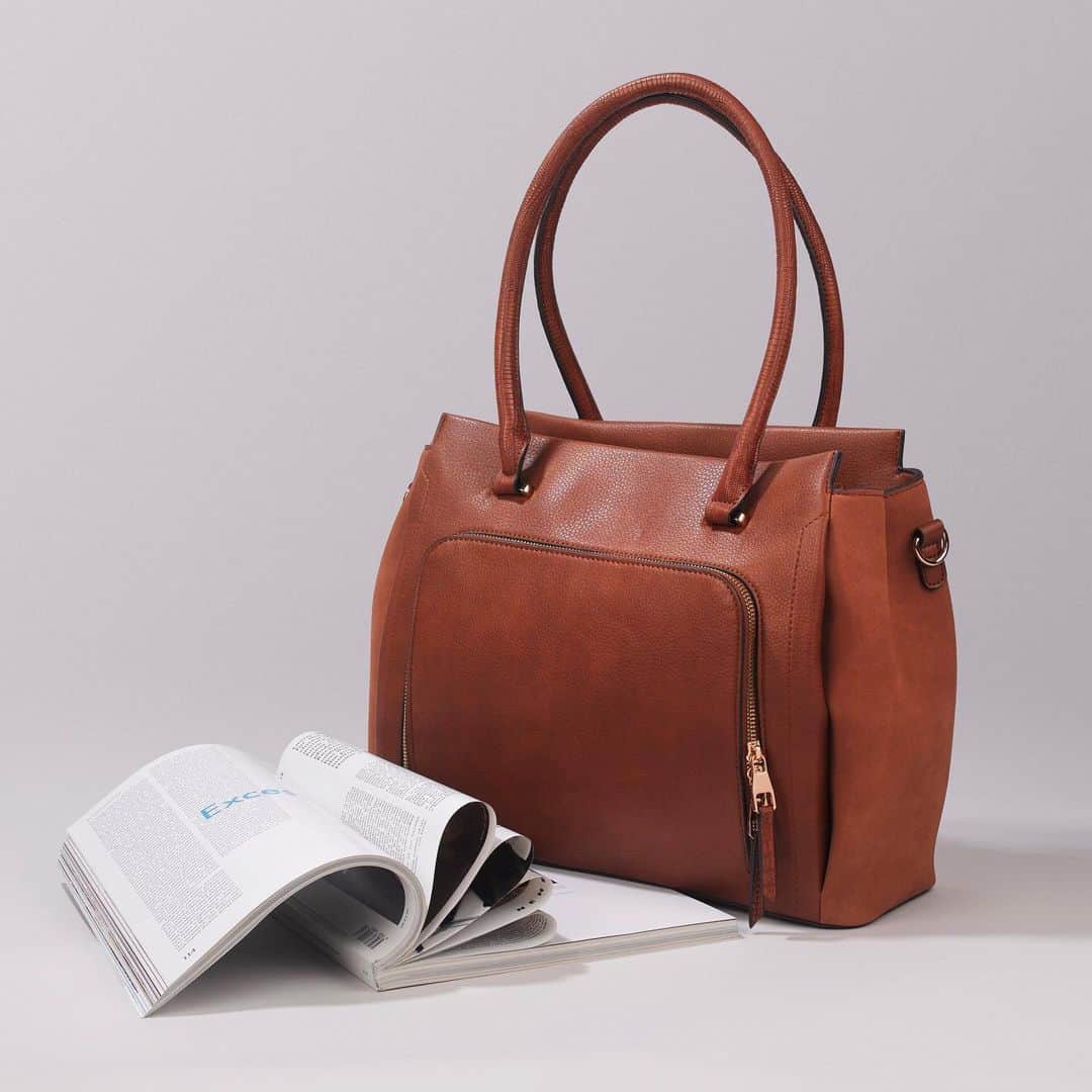 アクセサライズのインスタグラム：「Our Morgan tote bag is the ultimate commuter companion. Carried by sturdy rolled handles or its detachable strap, this faux-leather style has divided compartments for extra organisation through your working day. 🔍 7907112200 Tap the link in the bio to shop now.  #Accessorize」