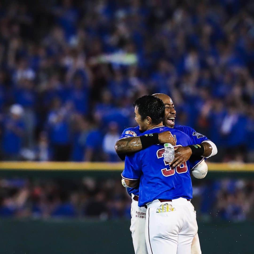 東北楽天ゴールデンイーグルスさんのインスタグラム写真 - (東北楽天ゴールデンイーグルスInstagram)「⚾️ ⚾️E 4x-3 H⚾️ 5時間を超える真夏の大熱戦をサヨナラ勝利で制した‼️ 延長11回満塁のチャンスで銀次選手がサヨナラヒット🔥 先発の美馬選手は7回115球3失点の熱投👍🏼 松井選手は2イニングを投げノーヒット4奪三振💯 5回に島内選手が一時同点となる8号2ラン👏🏼 1点差の8回にはウィーラー選手が同点タイムリー😆 そして過去最多となる28,351人の観客動員数も記録㊗️ 6連戦たくさんのご来場ありがとうございました‼️ #rakuteneagles #RESTART #日本一の東北へ #TOHOKUBLUE #夏スタ #銀次 #美馬学 #松井裕樹 #島内宏明 #ウィーラー」8月15日 22時57分 - rakuten_eagles