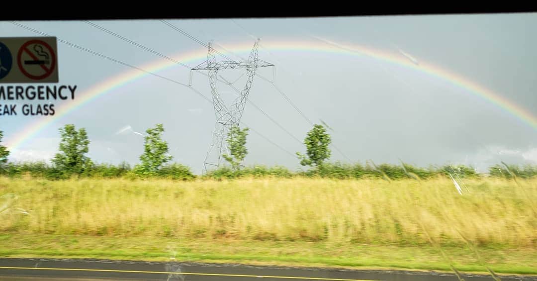 梅田陽子さんのインスタグラム写真 - (梅田陽子Instagram)「ロケバスの中から見えた虹。  虹は「すべてはうまくいっている」のサインだと聞いたことがある。 そうだといいな。  #虹#rainbow#毎日雨#ラッキーサイン#lucky#きれいなもの#忘れない#今日も世界は美しい#時差ぼけ#jetlag#ロケ班の皆さんありがとうございました」8月15日 22時59分 - yokoumeda