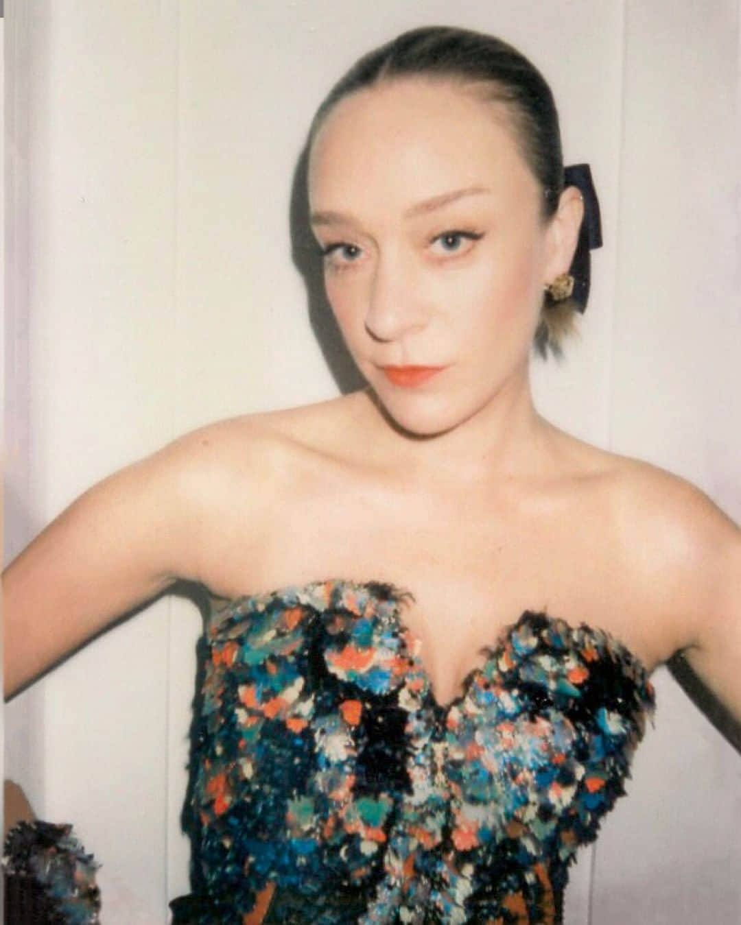 Vogueさんのインスタグラム写真 - (VogueInstagram)「Introducing our first-ever @voguebeauty zine, featuring @chloessevigny! Tap the link in our bio to learn the genesis of Chloë Sevigny Little Flower, a collaboration with cult-favorite Los Angeles–based fragrance house @regimedesfleurs. Photographed by @hollymillshair」8月15日 23時00分 - voguemagazine