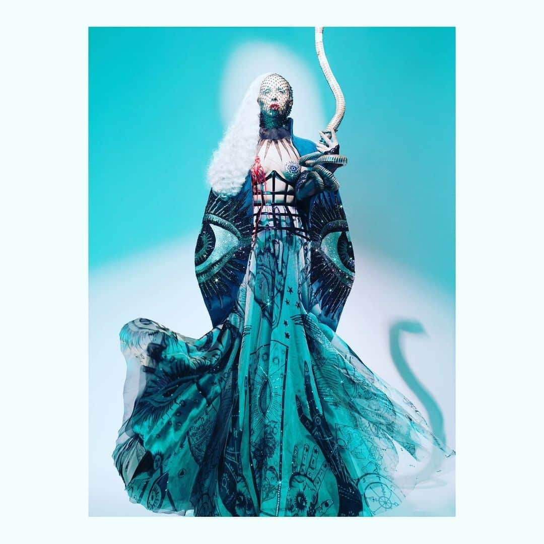 B. Akerlundさんのインスタグラム写真 - (B. AkerlundInstagram)「@otisfashion x #bakerlund 🐍👁 look @anilitzendesigns @nastaraneskandanii 📸 @franzszony 💇🏻‍♀️ @clydehairgod 💄 @gottmik #styledbyb」8月15日 21時27分 - bcompleted