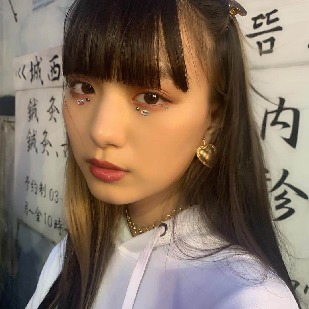 高橋有紀のインスタグラム：「美少女のあにゃん、ライダーおめでとう🖤 夜ロケでした #hairmake #osakana_yuki」