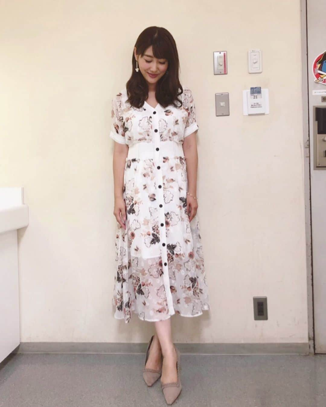 安めぐみさんのインスタグラム写真 - (安めぐみInstagram)「昨日の「live news it」で着た衣装👗 ワンピース#lamode_official  パンプス#landa」8月15日 21時29分 - yasu_megumi_official