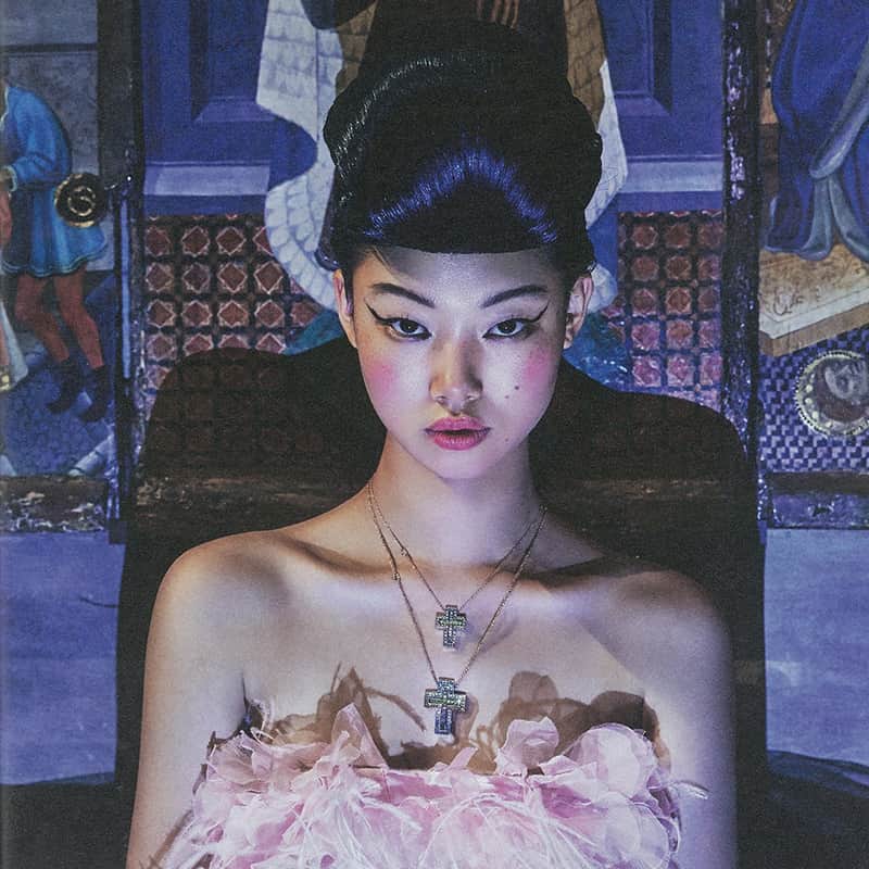 ダミアーニさんのインスタグラム写真 - (ダミアーニInstagram)「The latest issue of @wkorea pays homage to the superb #DamianiBelleÉpoqueRainbow cross necklace in rose gold set with princess-cut sapphires that celebrates the Maison’s 95 years of history.  #Damiani #Damiani95 #DamianiBelleÉpoqueRainbow #DamianiJewels #DamianiBelleÉpoque」8月15日 21時30分 - damianiofficial