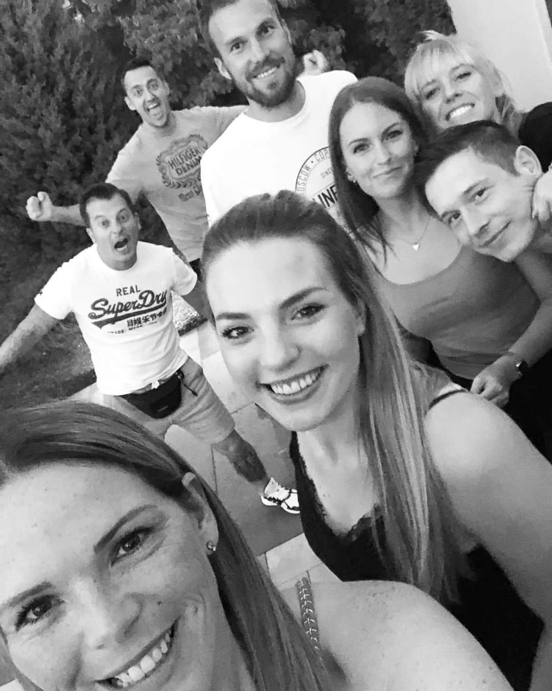 ケヴィン・グロスクロイツのインスタグラム：「💯💪🏻👊🏻 #dortmund #hilmischläft #ebbeistabgehauen #woistsarah #team #fische #0231 #spaßhaben #lachenistgesund #fürimmerdeutschermeister #isso」