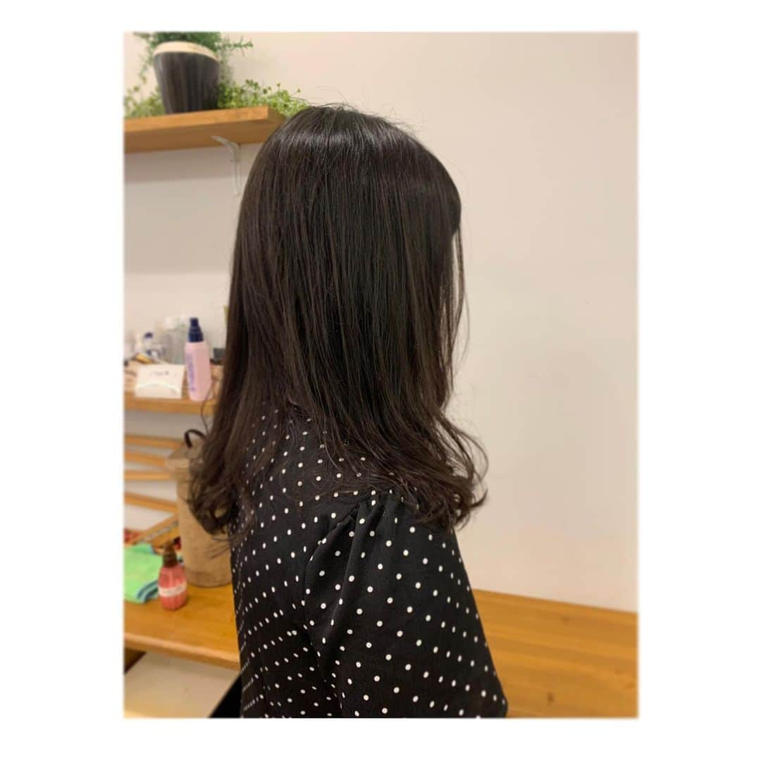 Dcolorさんのインスタグラム写真 - (DcolorInstagram)「毛先にパーマを少しかければ とても楽チンになります！ . Hair D-color 東京都港区麻布十番2-19-8 03-3798-2323 . 平日 / 土曜 11:00〜21:00 日曜 / 祝日 11:00〜19:00 . my instagram ↓ @dcolor_miku . #港区 #麻布十番 #美容室 #ディーカラー #スタイリスト  # dcolorレディース #パーマ #パーマスタイル #オラプレックス#ミディアムパーマ#ロングパーマ#ボブパーマ #mikudcolor#パーマヘア #パーマアレンジ」8月15日 21時32分 - hairdcolor