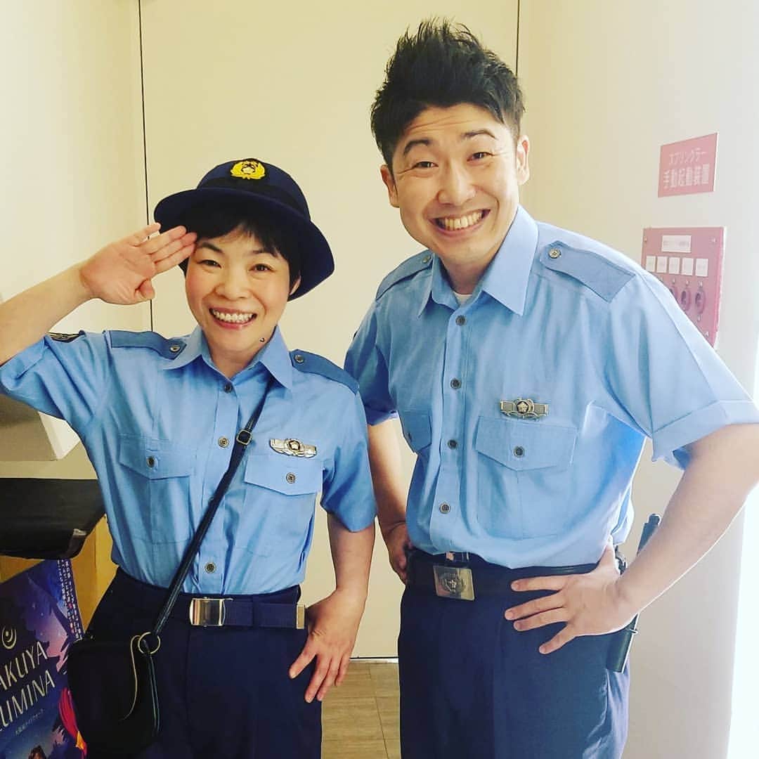 レイチェルのインスタグラム：「今週はNGKにて、  しみけんさんリーダー週に出演させていただいておりますよ！  僕は花子姉さんと一緒に、たぁのぉしぃーーーく、ポリスメンをさせていただいておりますよ！  皆様、台風とまだまだ続く猛暑には充分にお気を付けつつ、宜しかったら劇場にて是非是非ですよ～！！！ 😆😆😆😆😆😆✨✨✨✨✨✨🎶🎶🎶🎶🎶🎶🎶」