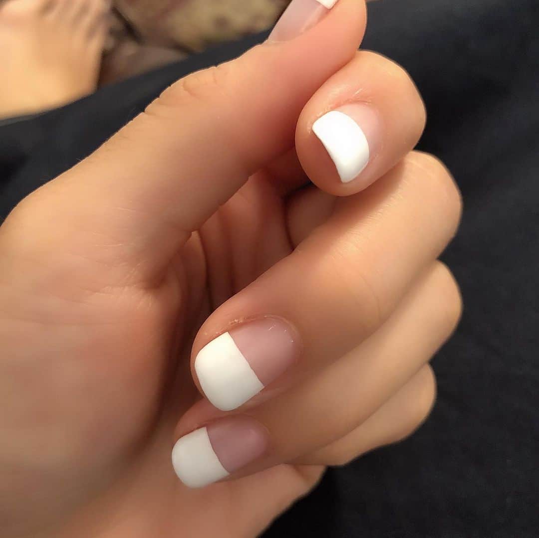 のインスタグラム：「ハーフフレンチネイルにチェンジ。マツエクも新しく、お世話になってる @salonbdaikanyama へ行ってきました。 サロンでも販売しているLEBONの歯磨き粉GET!! 100% オーガニックでつくられていて 全て自然成分。それでいて香りが華やか。歯磨き粉の時間が楽しくなる。 私は電動歯ブラシ派。 4分間くらいジィージィ。 すっごくすっきり。  お気に入り。 #息子の睫毛羨ましい #こんな感じのデザイン好き #爪が綺麗になると気持ちあがる」