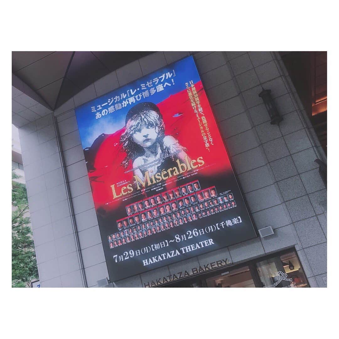 下野由貴さんのインスタグラム写真 - (下野由貴Instagram)「昨日は、博多座で上演中の『レ・ミゼラブル』を観劇してきました。 この文章を書いてる今は観劇直後で、感動のあまり語彙力低下中です。すみません。  レミゼはもう、ミュージカルの王道というか、名作中の名作ですね！！！はい！！！ 何度観ても感動するけど、その時によって感情移入する登場人物や感じ方も違ったり、毎回新しい発見があります。  なにより音楽が素晴らしくて、客電が消えて音が鳴った瞬間からもう感動しちゃって、レミゼだぁ〜ってなるんですよね。笑 あんま専門的なことは分かりませんが、博多座ってすごく音がいい気がします！最高！  感動ポイントというか、お気に入りのシーンもありすぎる。なにから話そう。笑  観る度に感情移入する登場人物が変わると書きましたが、今回は改めてジャン・バルジャン視点で観ていましたね、気づいたら。  もちろん主人公だから、いつも感情移入して観てるんですけど、今日の私はバルジャンの心の動きというか、葛藤とか信念がすごく心に刺さったみたいです。守りたいものが出来てからの覚悟というか、自分の思う正義を貫く姿がかっこよくて。ジャベールの思う正義とは違うからこそ、この作品の感じ方は人それぞれなのかな。 演じるキャストさんによって、バルジャンとジャベールの関係性というのもちょっとずつ変わる気がするから面白いですよね。  何回観ても、ストーリー知ってても、 上演中ずっと泣いてるの不思議だぁ。笑  本当に目の前で登場人物が生きてるんですもん。  キャストが変わったり、キャストが同じでも日によって、またはその日の自分によっても感じ方が変わります。 どの舞台でもそうだと思いますけど、レミゼは特にそれを実感する気がします。  最高だったなぁ。  #レミゼラブル #レミゼ #博多座 #しものの観劇日記 #観劇 #musical #lesmiserablesmusical #lesmiserables」8月15日 21時38分 - shimono_0402