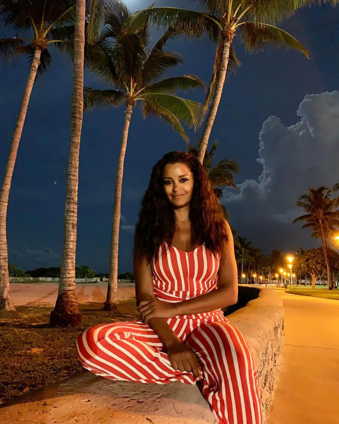 クラウディア・ジョーダンさんのインスタグラム写真 - (クラウディア・ジョーダンInstagram)「This sky tho...midnight in Miami ❤️」8月15日 21時44分 - claudiajordan
