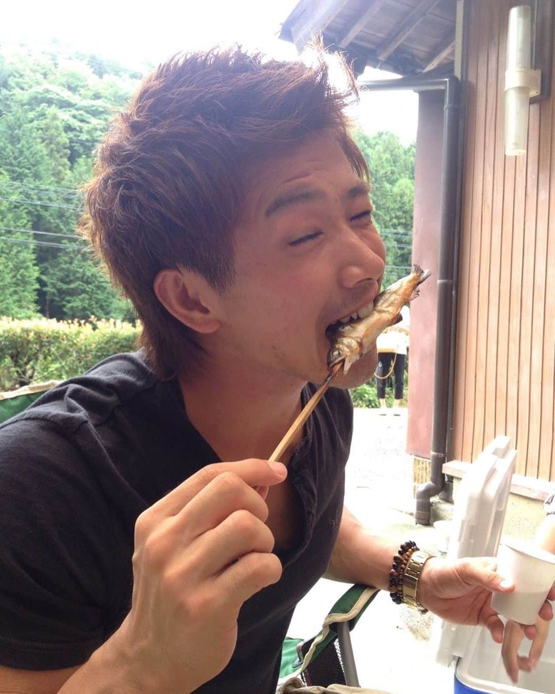 のインスタグラム：「7年前の夏w 若い😂 地元でBBQしてたのか🐟🍖 #tbt #throwbackthursday #workout #workoutlife #eatclean #training #trainhard #instafitness #ifbbpro #ifbbproleague #diet #gohardorgohome #bodybuilding #noresttobethebest #mensphysique #バーベキュー #7年前の夏 #愛知県 #豊田市 #足助 #鮎 #ワークアウト #トレーニング #ダイエット #減量 #思想を維持する精神は狂気でなければならない」
