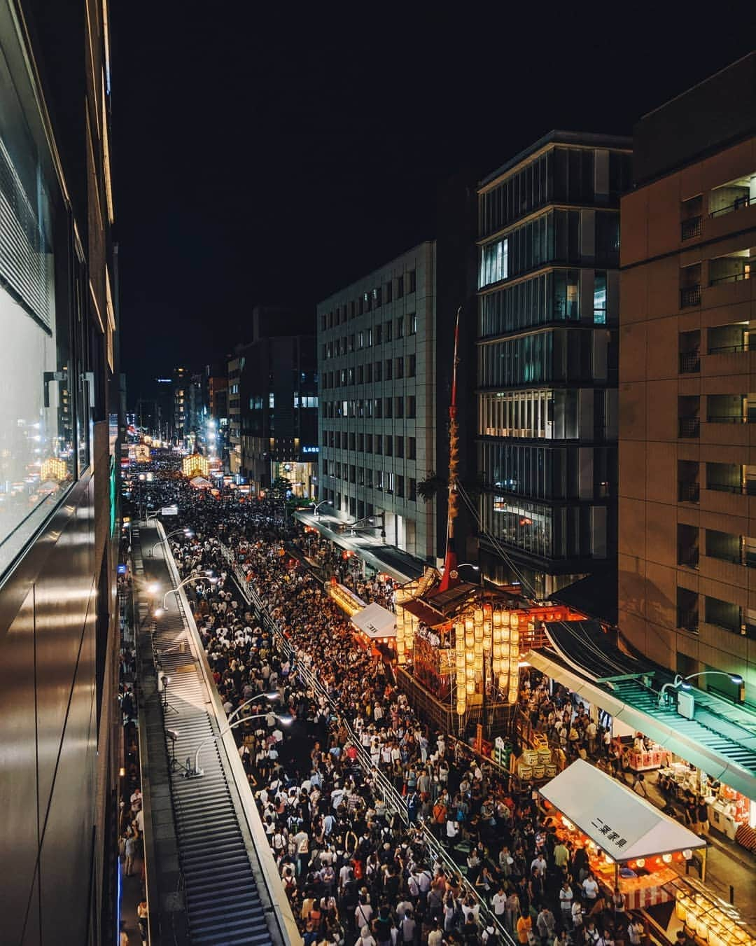 福田洋昭さんのインスタグラム写真 - (福田洋昭Instagram)「京都の祇園祭 | 今年は日本の文化をもっとしるために祭周りしてきました✨#GooglePixel #Pixelで撮影  Gion Matsuri | I took some time to learn more about my country by visiting some of the major summer festivals around Japan and it's been such a amazing experience.  This one is one of the major ones in Kyoto! #TeamPixel」8月15日 21時46分 - hirozzzz