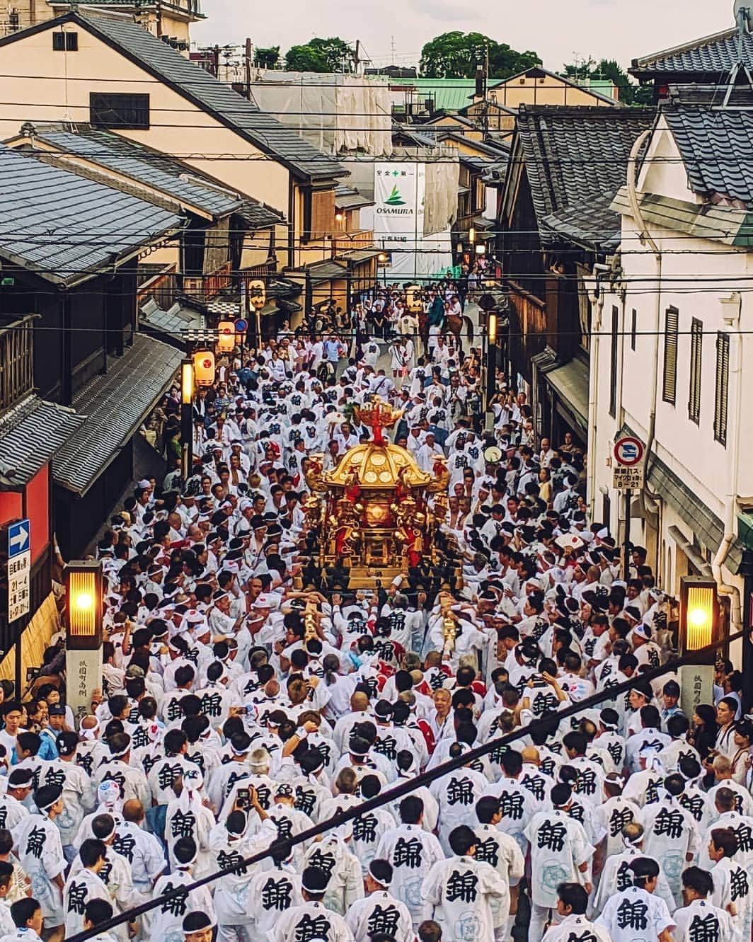 福田洋昭のインスタグラム：「京都の祇園祭 | 今年は日本の文化をもっとしるために祭周りしてきました✨#GooglePixel #Pixelで撮影  Gion Matsuri | I took some time to learn more about my country by visiting some of the major summer festivals around Japan and it's been such a amazing experience.  This one is one of the major ones in Kyoto! #TeamPixel」