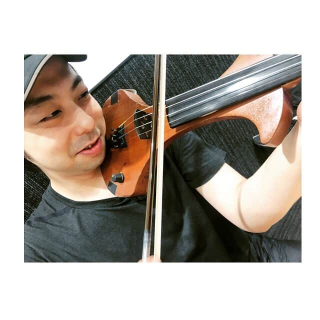 東出真緒さんのインスタグラム写真 - (東出真緒Instagram)「ユニゾントリビュートライブのリハでした🎻 . 一つ言える事は、、 めっっちゃ楽しみ！！！ それだけです！！！ . スコーン買っていったら喜ばれたよw たかおちゃんは飲み込みが早いの図🎻 . #unisonsquaregarden  #BIGMAMA #ライブ楽しみ」8月15日 21時48分 - mao_bigmama_vn