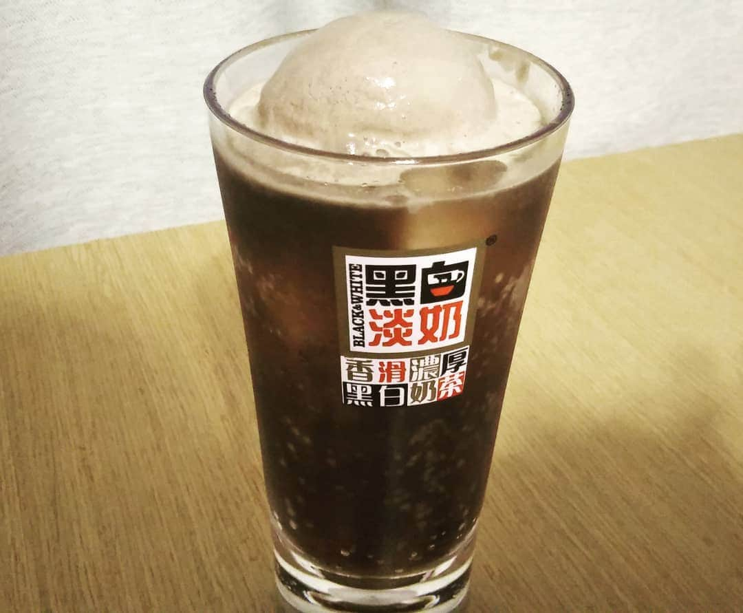 伊藤修子さんのインスタグラム写真 - (伊藤修子Instagram)「コーラの上にチョコレートアイス乗せてみました。意外とレディボーデンのチョコレート売っている店少ないです。 ネスレのチョコレートアイスクリームは日本では手に入らないので近所で手に入る材料で我慢です。 実物を飲んでみたいです。」8月15日 21時49分 - itoshuko