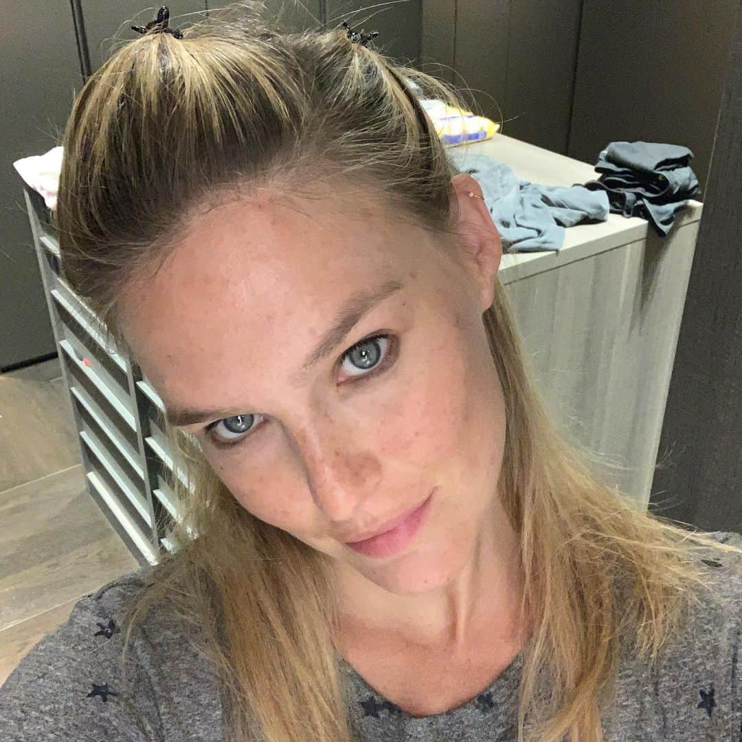 バー・ラファエリさんのインスタグラム写真 - (バー・ラファエリInstagram)「Went for this 90’s hairdo. Anyone feels me? 🦋」8月15日 21時49分 - barrefaeli