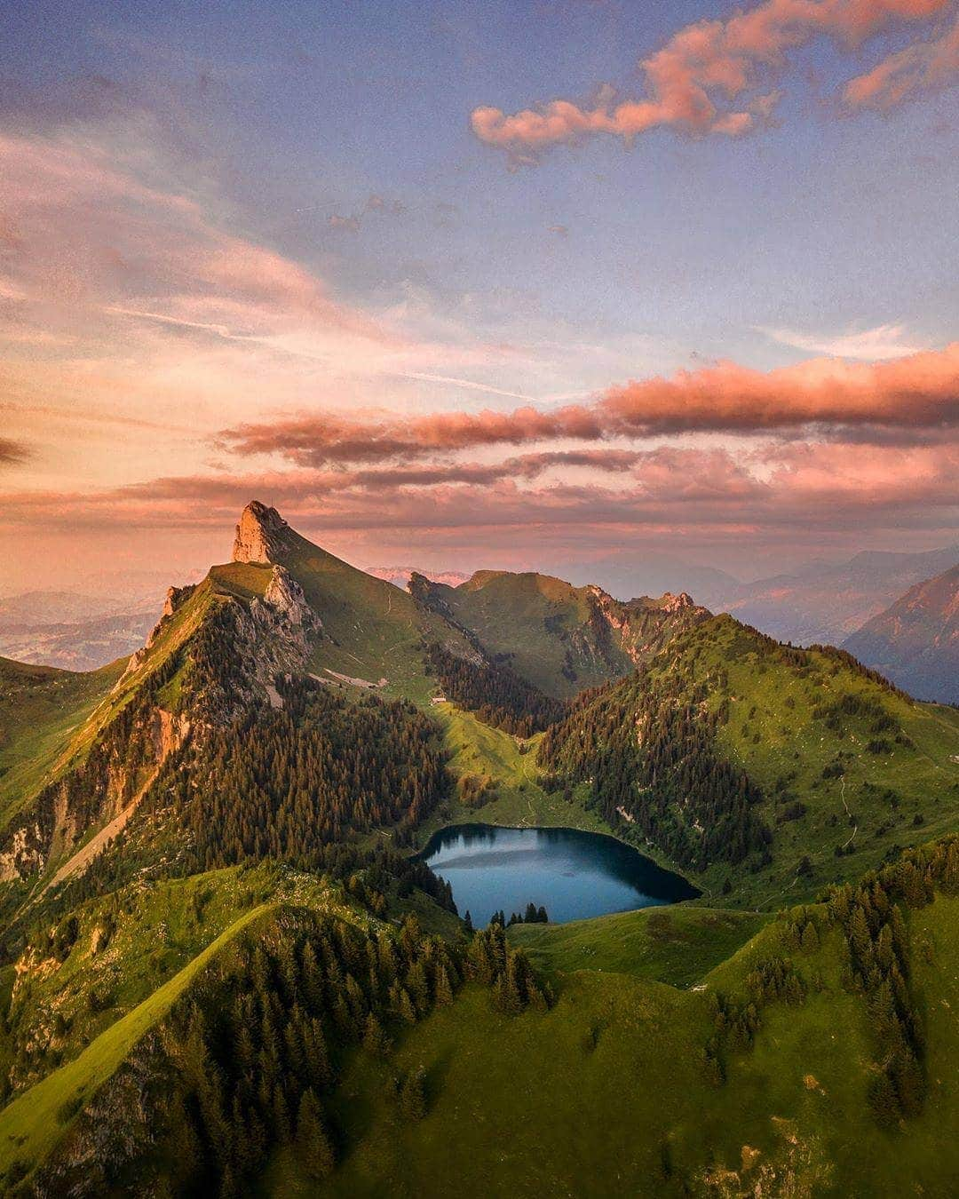 BEAUTIFUL DESTINATIONSさんのインスタグラム写真 - (BEAUTIFUL DESTINATIONSInstagram)「Oberstockensee is one of the two lakes which can be accessed by hikes at Stockhorn peak. "The last light of the day streaks across Stockhorn, the summit that towers over Oberstockensee, which is the alpine lake you see below. Worth the hike down." #BeautifulDestinations (📷: @jackson.groves 📍: Stockhorn, #Switzerland)」8月15日 21時50分 - beautifuldestinations